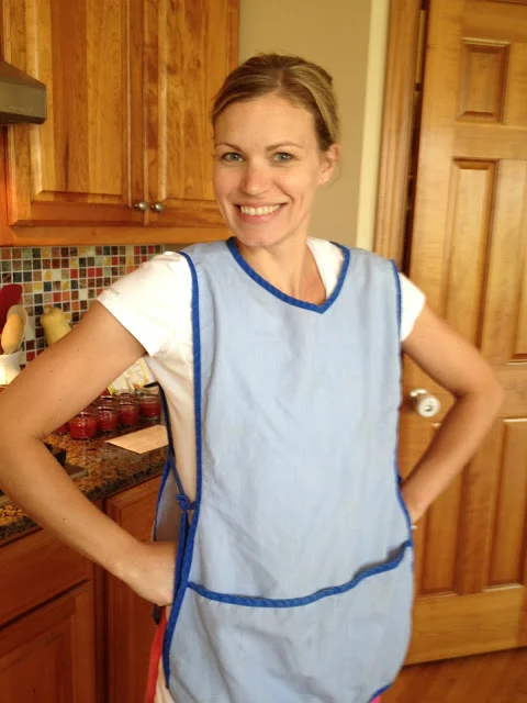 I made mention of my grammy's lunch-lady apron in my pie making post. It seemed appropriate to wear for jam-making in her honor as well. Every cook needs a lunch lady apron! See how much better coverage you get? The pockets are just a bonus.