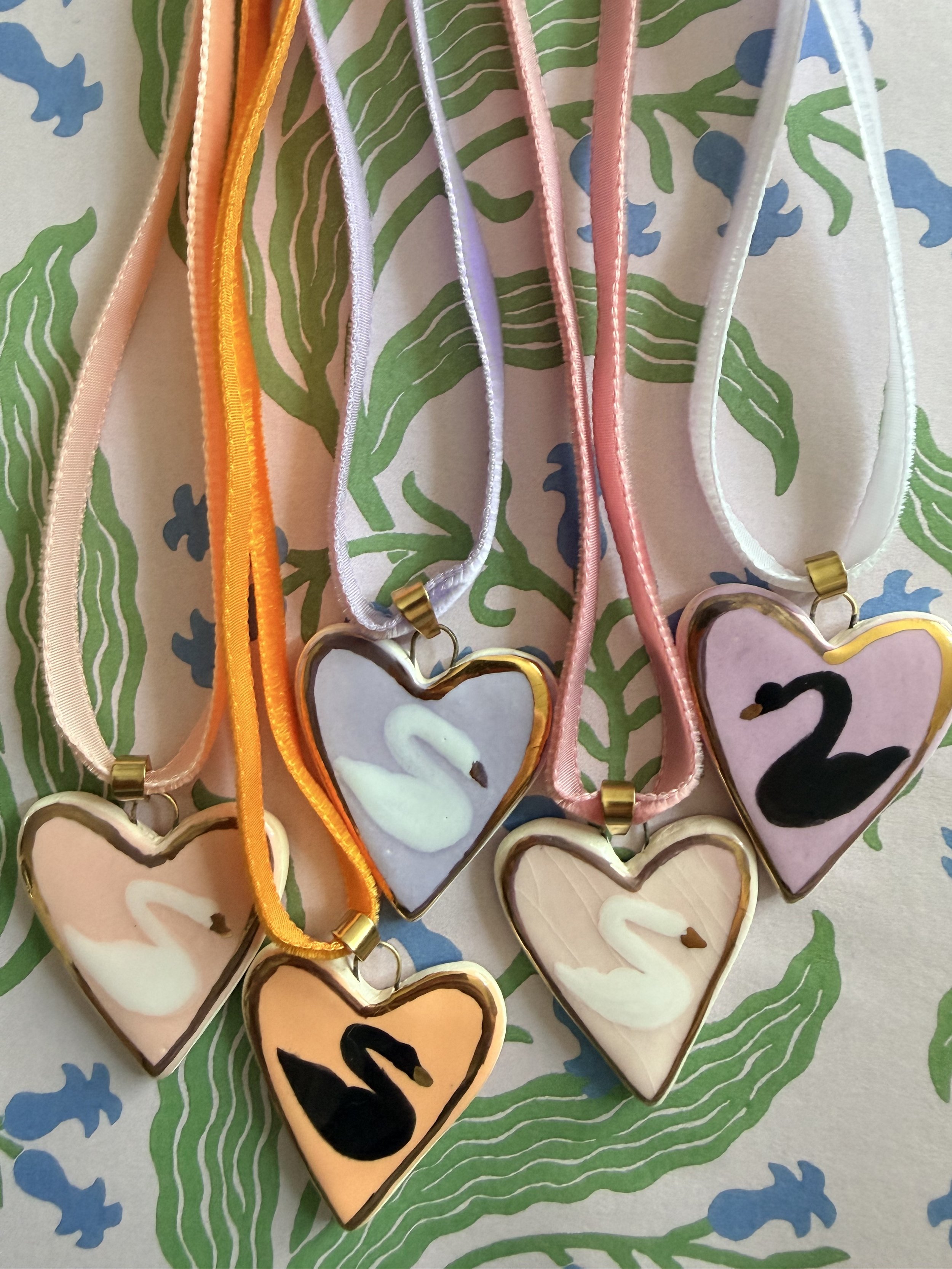 MINI SWAN CHOKER .jpg
