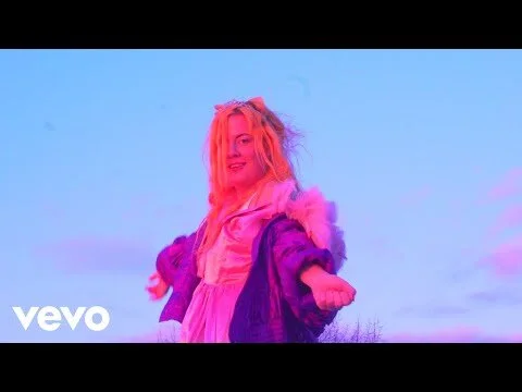 Maja Francis - Girl Is A Gun (Lyric Video)