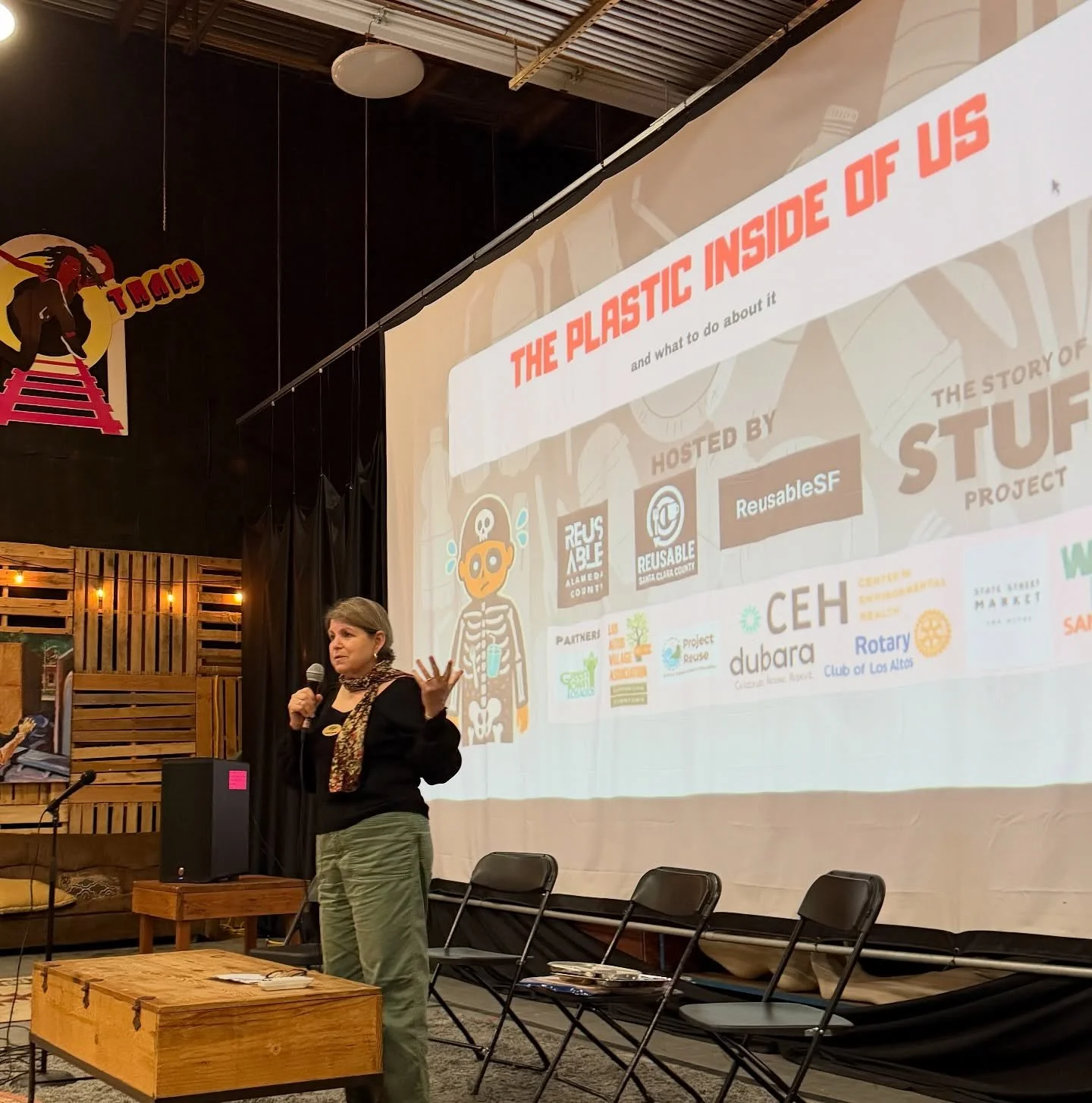 Night 2 in San Francisco was alive with action! 
Before the film even started, attendees were writing messages to local legislators, calling for policies that make reuse the norm. The room was also filled with conversation as local organizations shar