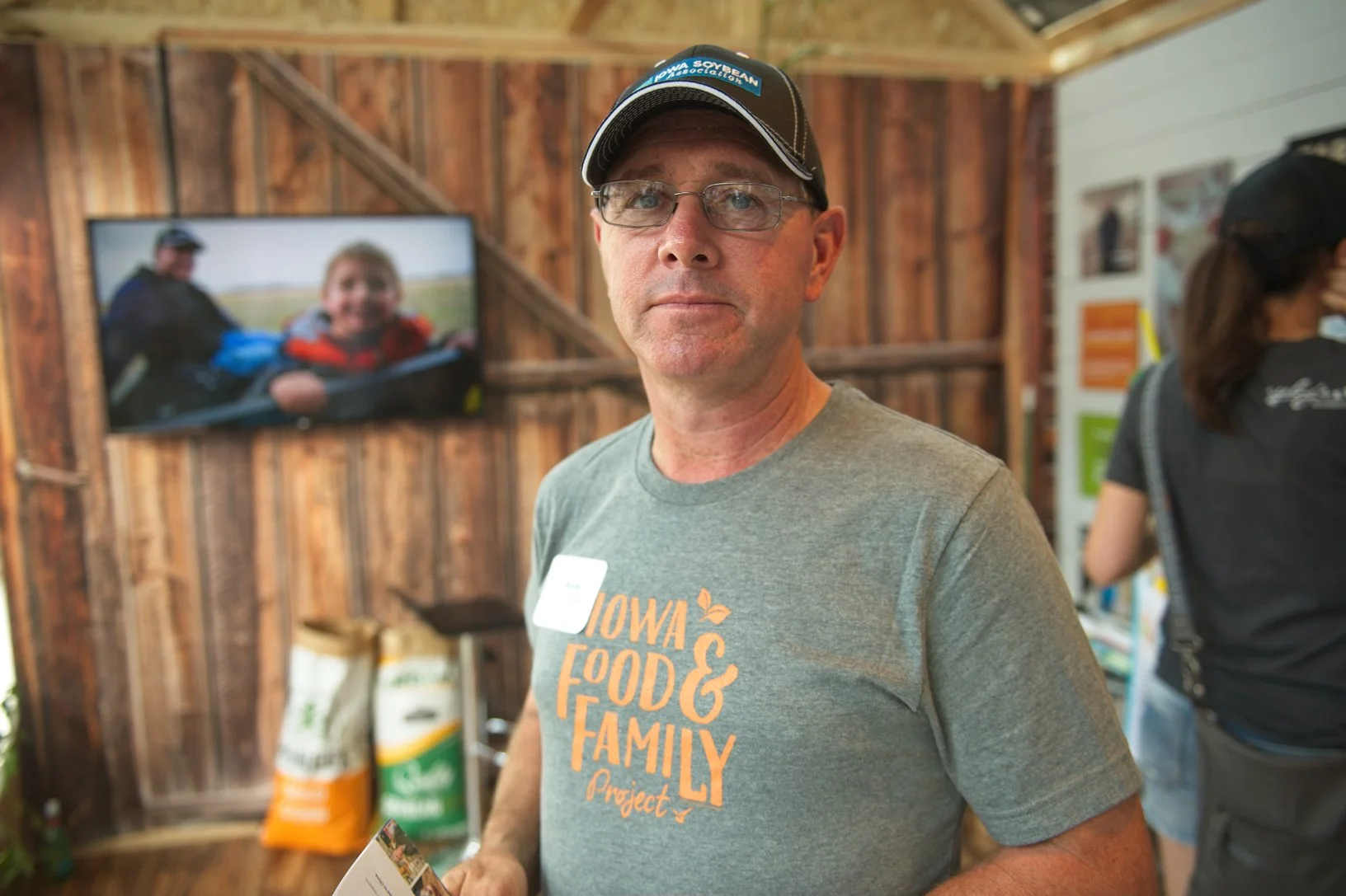 Randy Miller, a farmer from Lacona, volunteers at the Iowa Food & Family Project exhibit. Photo credit: Joseph L. Murphy, Iowa Soybean Association