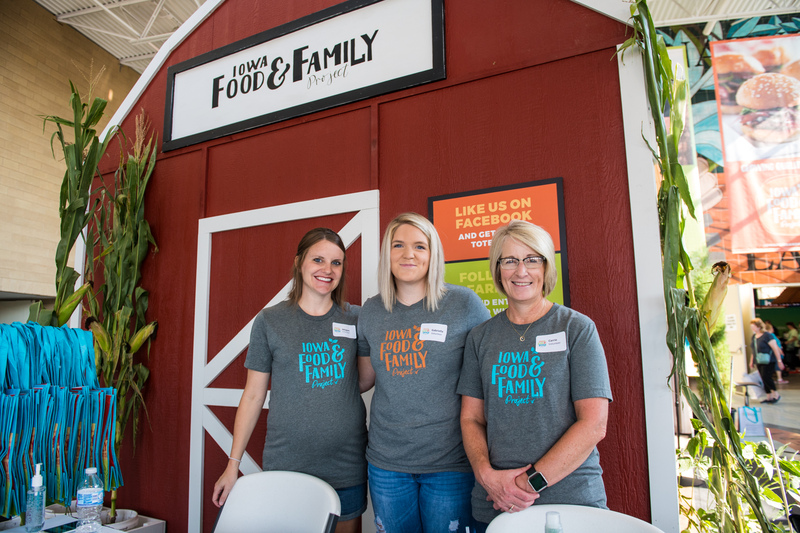 Volunteers at the Iowa FFP Iowa State Fair display. Photo credit: Joseph L. Murphy/Iowa Soybean Association