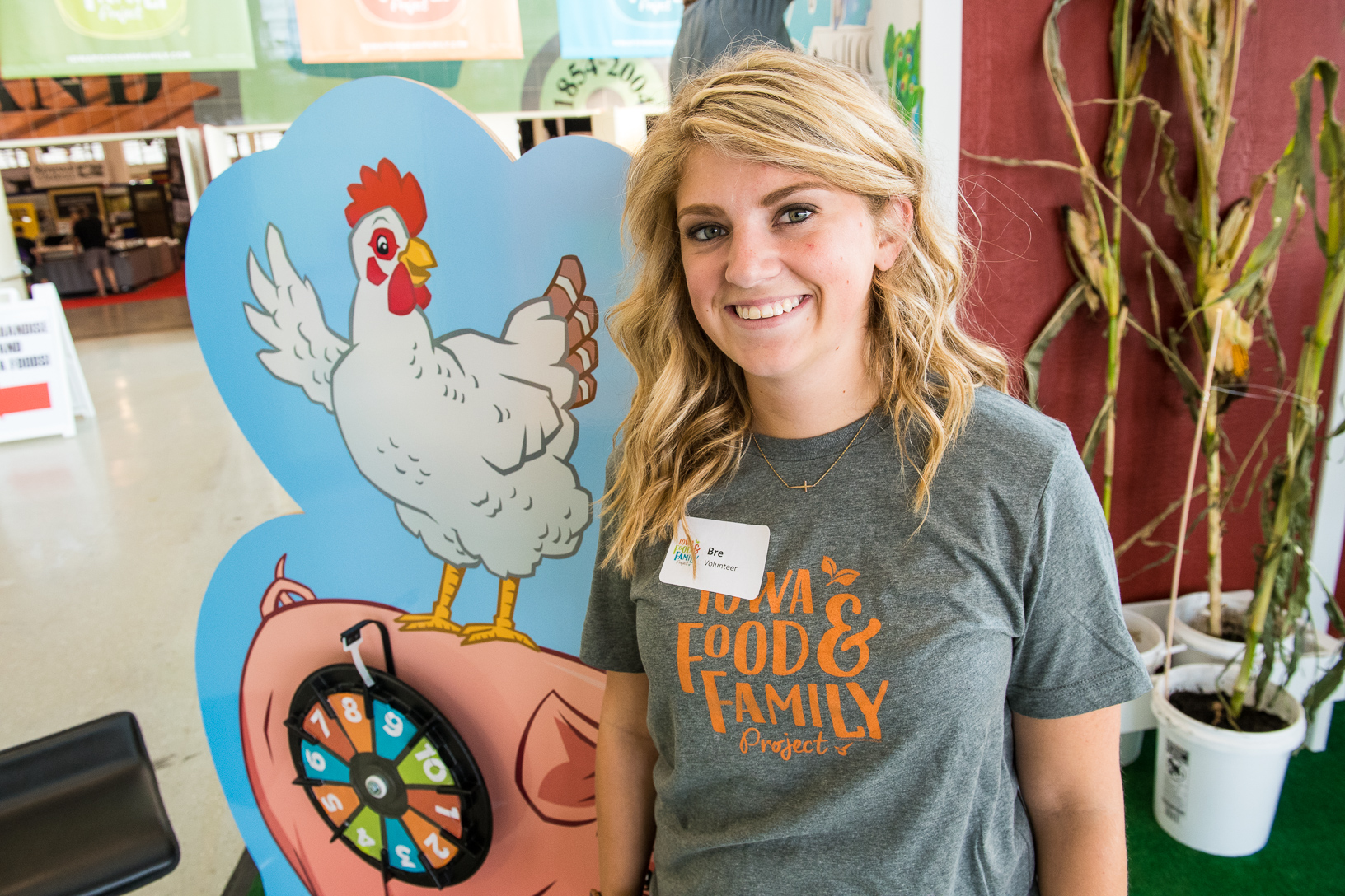 Bre Wagner volunteers at the Iowa FFP Iowa State Fair display trivia wheel. Photo credit: Joseph L. Murphy/Iowa Soybean Association