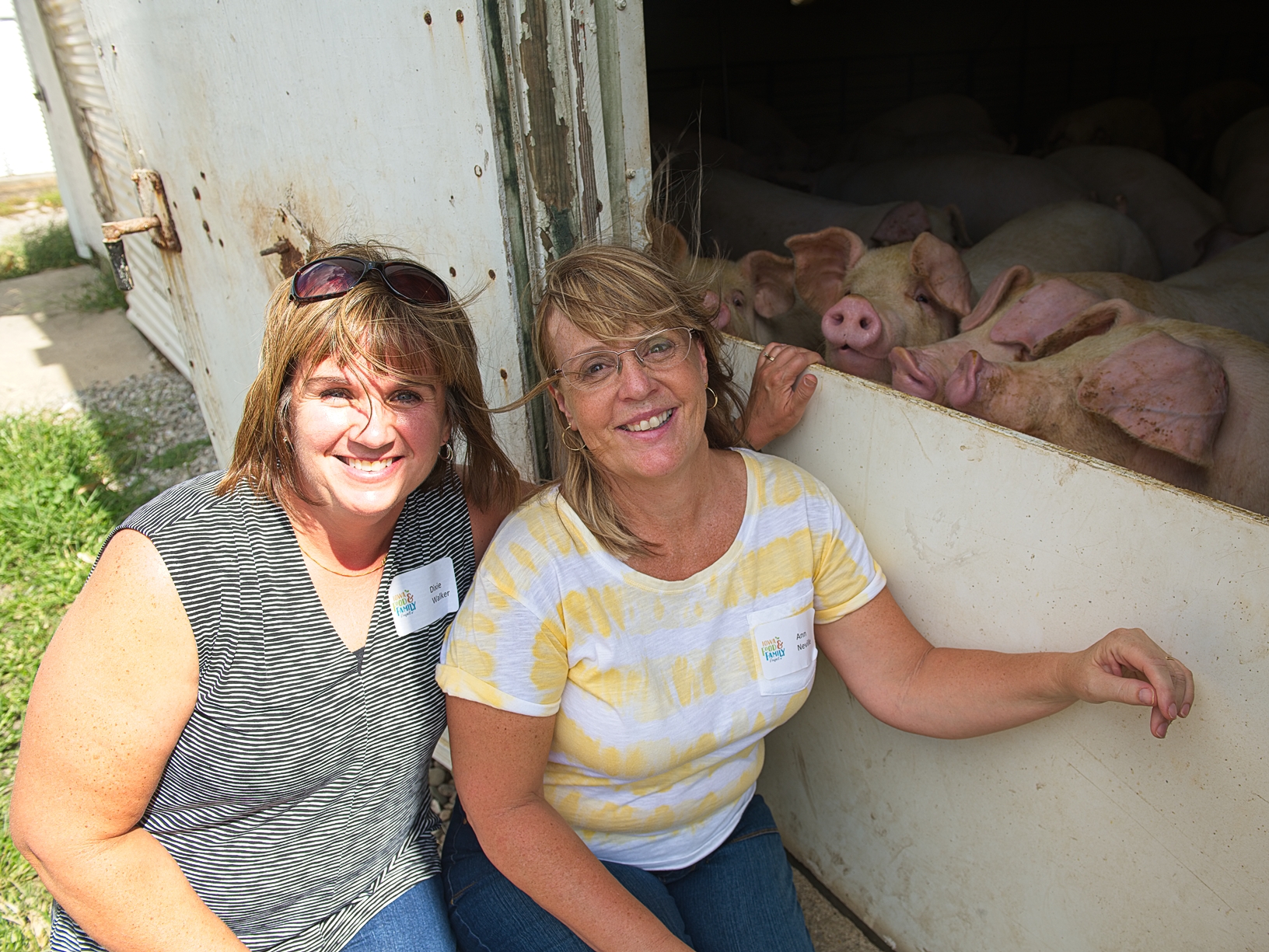Food U participants take advantage of a photo op with Dave Struthers’ pigs. Photo credit: Joseph L. Murphy/Iowa Soybean Association