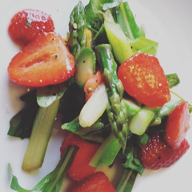 Gr&uuml;ne Spargel mit Erdbeeren, asperges vertes avec des fraises sauce balsamique une vrai gourmandise. &Agrave; vous de tester. Probier mal... bon app&eacute;tit #waskocheichheute #spargelzeit #fraises #bonappetit #patriciaskueche