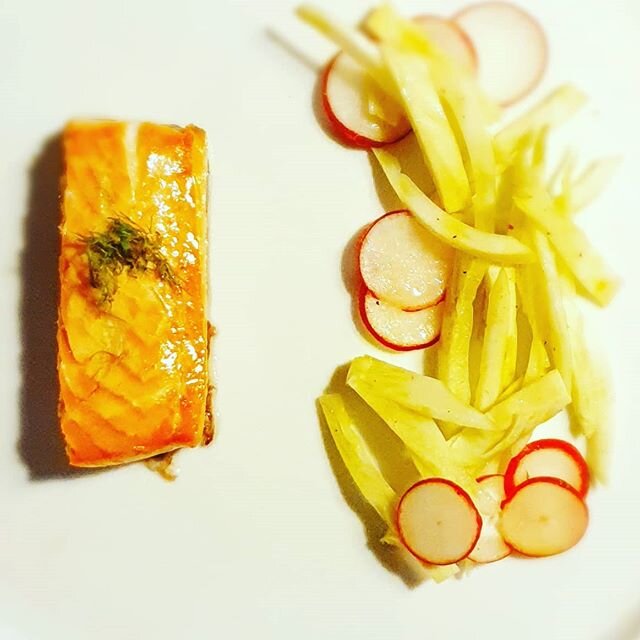 Marinieter Lachs mit Honig mit Fenchel Radieschen Salat. Frisch, gesund, lecker, perfekt f&uuml;r heute Mittag mit meiner Familie.
#fenchel #lachs #kochenmitliebe👩&zwj;🍳 #platd&eacute;t&eacute; #cuisinefran&ccedil;aise #foodinspiration #patriciasku
