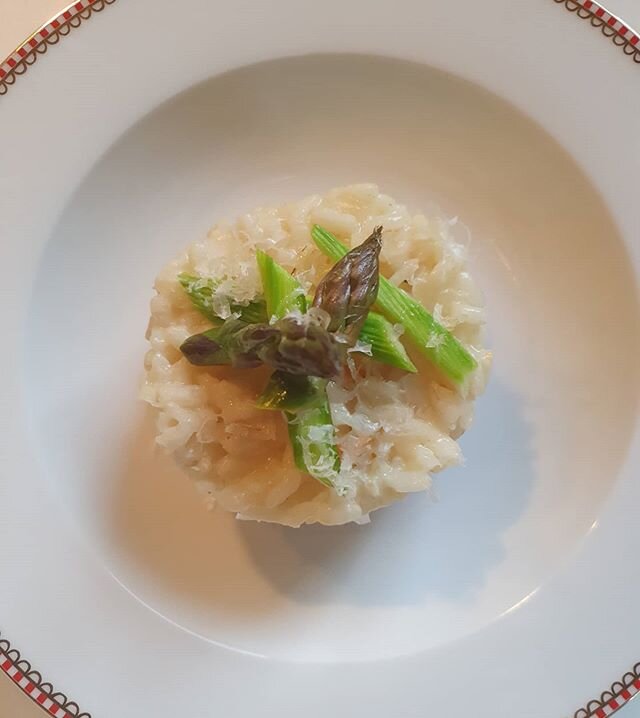 Heute Abend Risotto mit Spargel. Parmesan und Pinienkernen. Schlicht und einfach lecker. 
#bonappetit #aspergesvertes #dinnertime  #regionaleprodukte #patriciaskueche