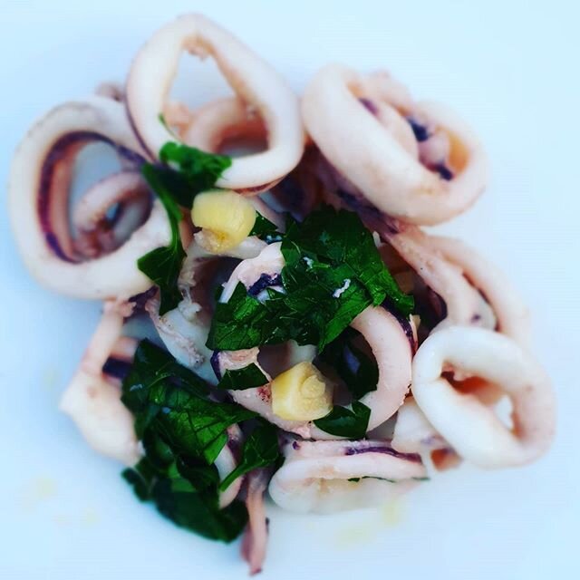 Sepia, Knoblauch, Kra&uuml;tern alles mit Wei&szlig;wein abgel&ouml;scht.  Et voil&agrave; bon app&eacute;tit #fisch #cuisinemaison #soleil #foodinspiration #patriciaskueche