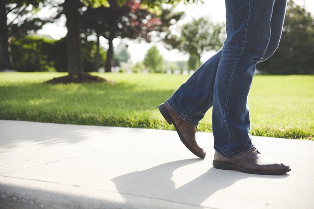 Man_Legs_Feet_Shoes_Walking_Male_Outdoors_Jeans_Sidewalk_872100_S_.jpg