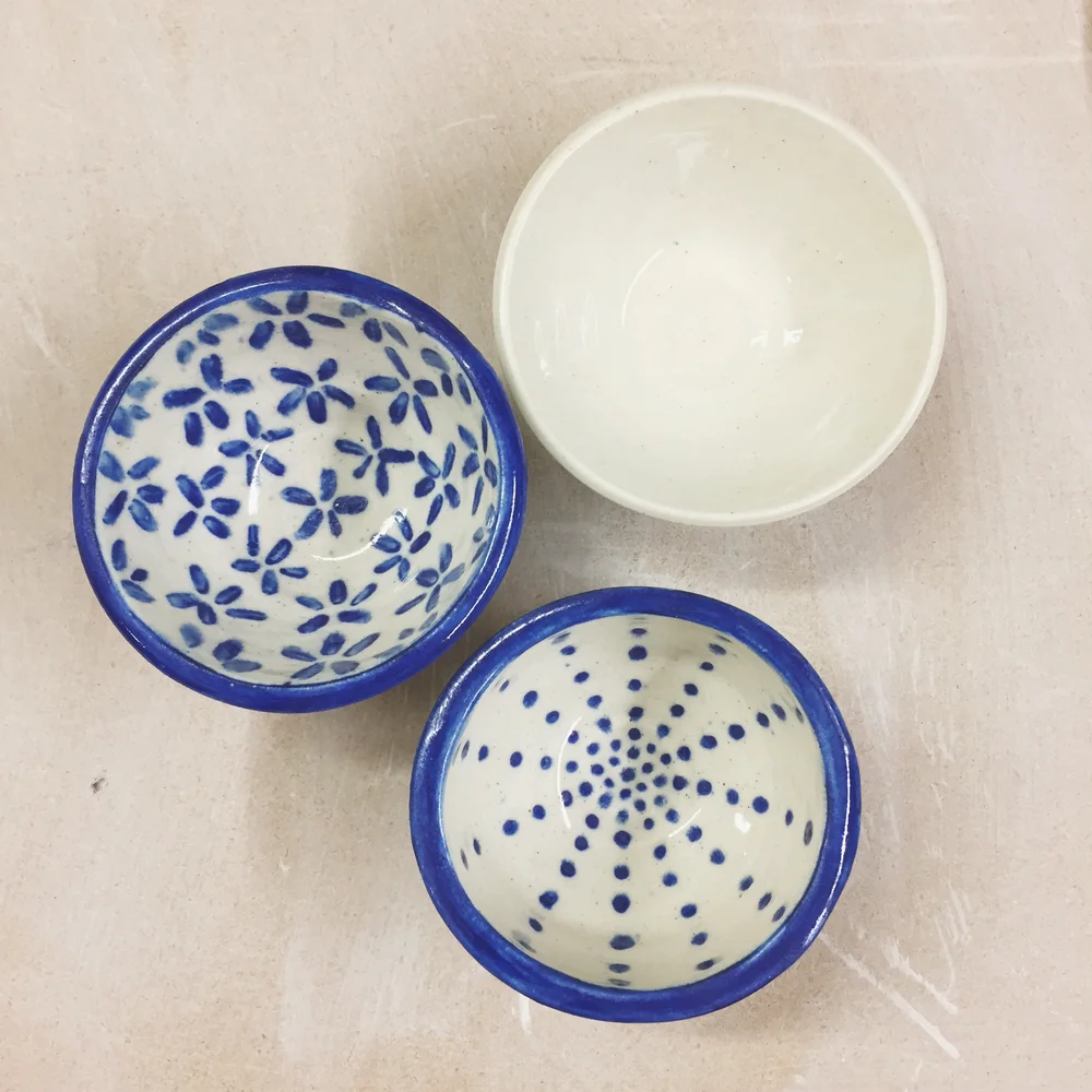 Keramikstücke auf der Seite der einmaligen Kurse von Austin Pottery