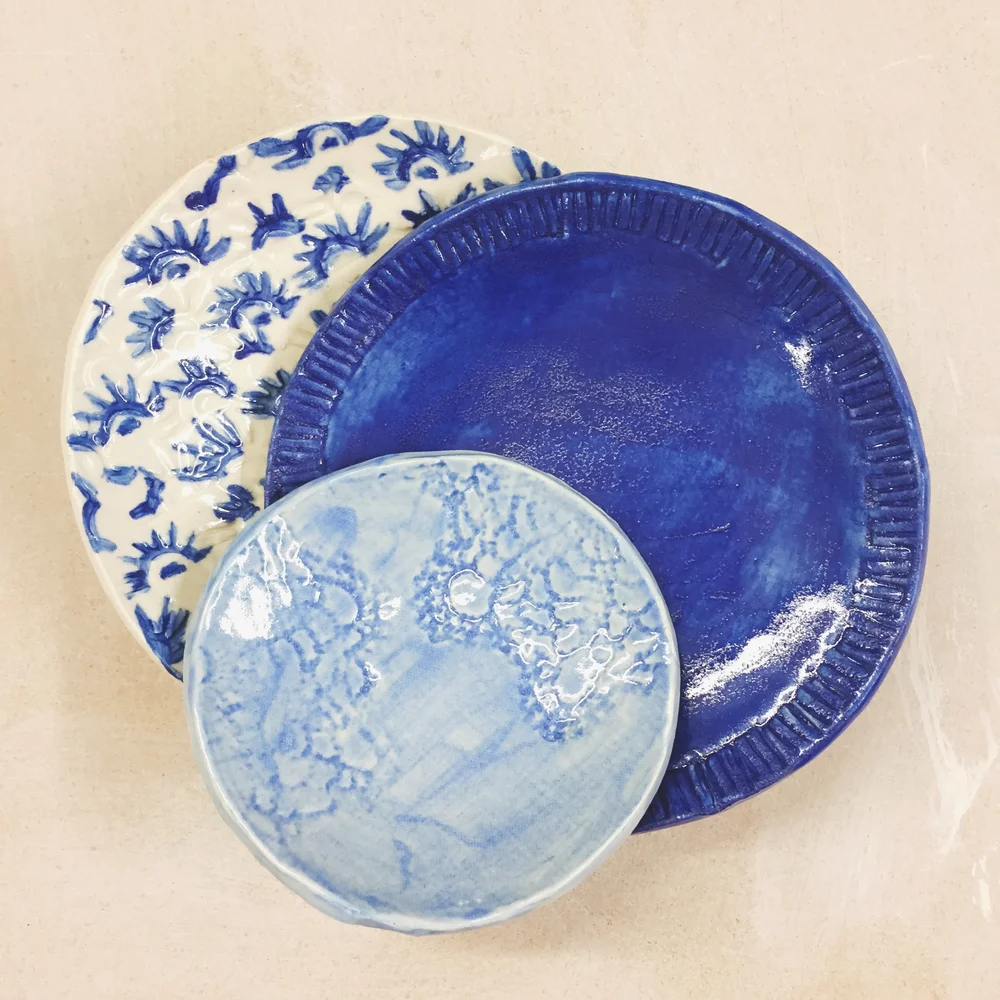 Fertige Keramikstücke aus einem Kurs von Austin Pottery