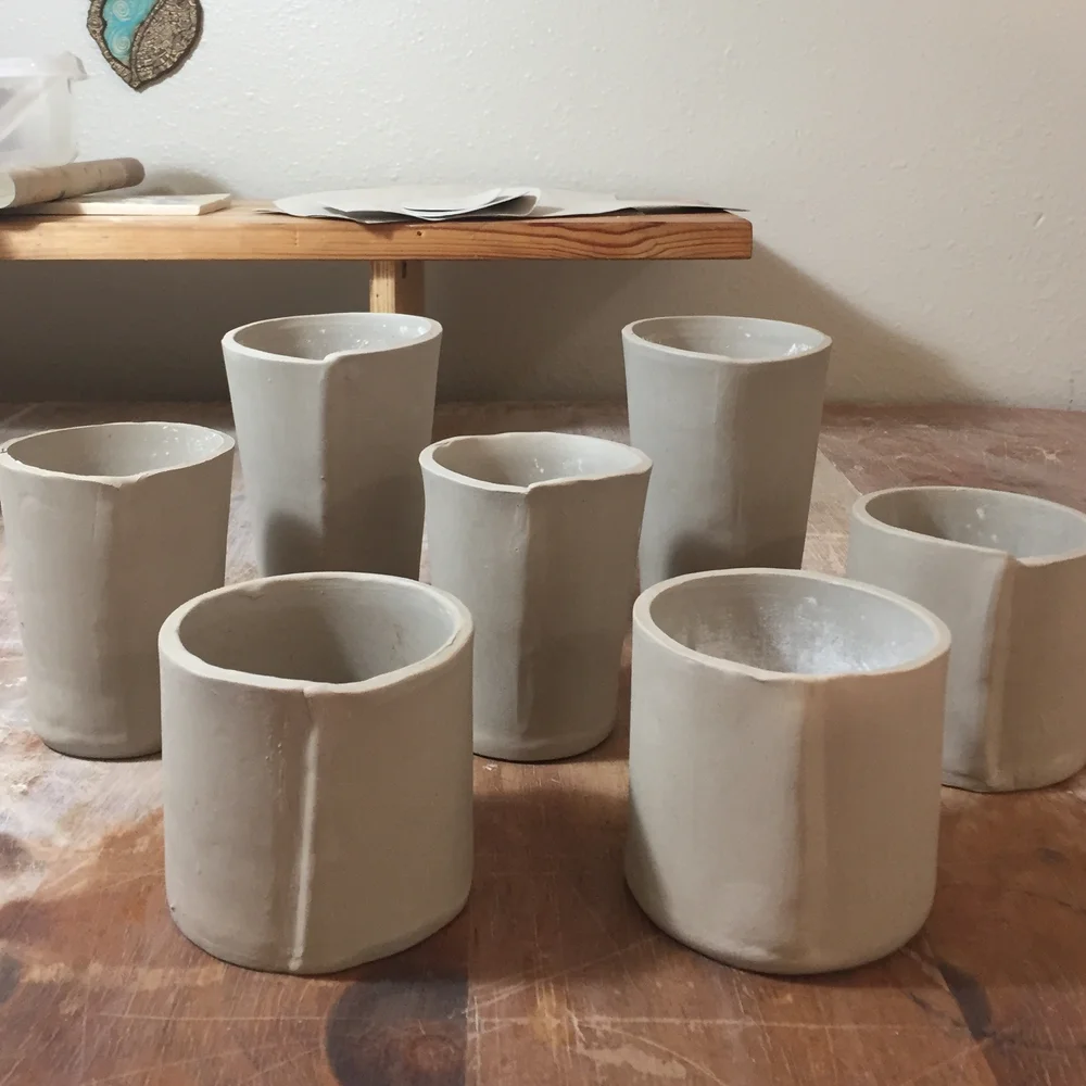 Handgemachte Tassen auf Bildern von Austin Pottery