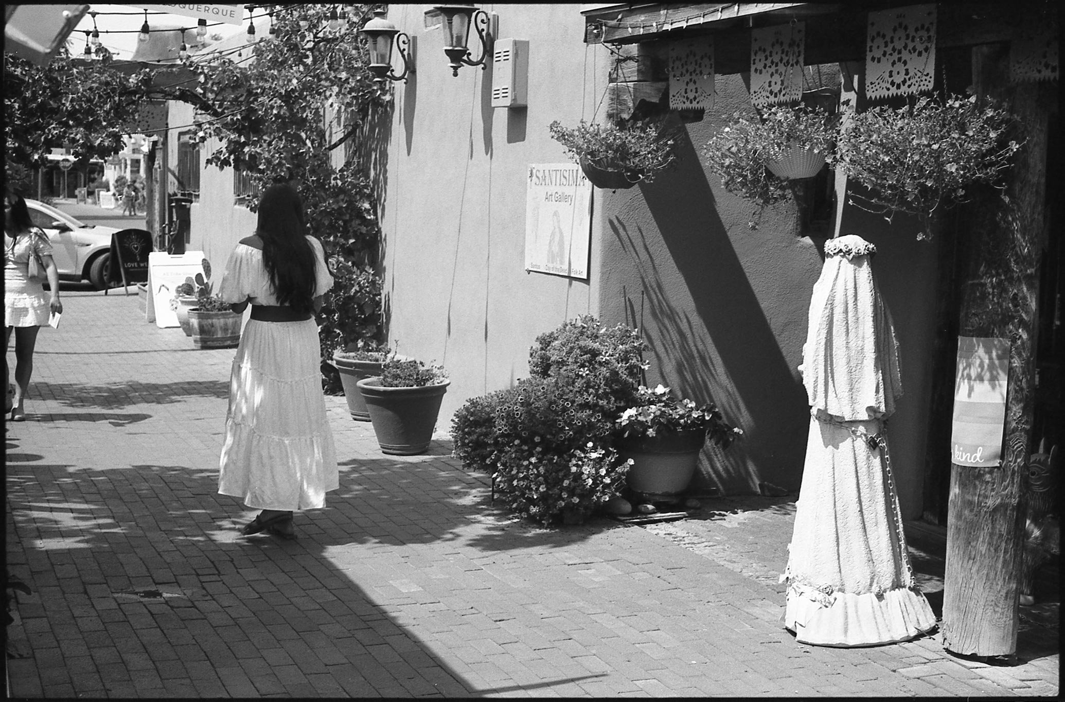 3 Figures in White, Old Town, Albequerque NM, 2022