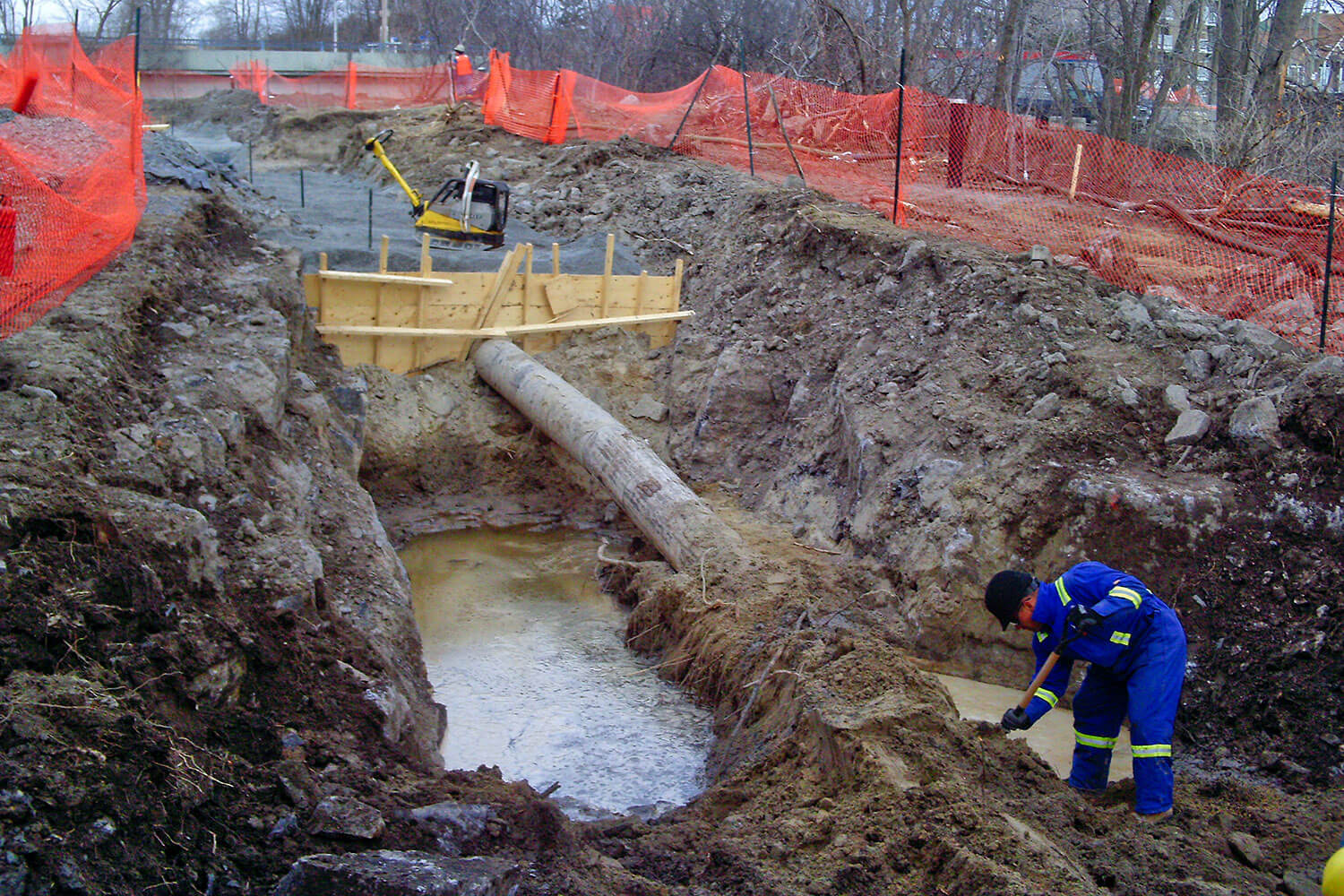 Réhabilitation environnementale réalisée en situation d’urgence à la suite d'une fuite d'oléoduc en bordure de la rivière des Prairies à Laval