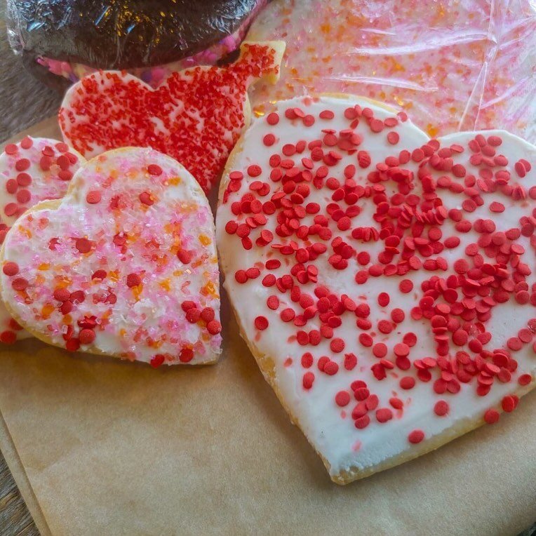 We&rsquo;ve got sweets for your sweetie 💕
.
.
.
#valentines #valentinescookies #farmfresh #farmmarket #mainefarms #mainefarmstands #fourseasonfarming