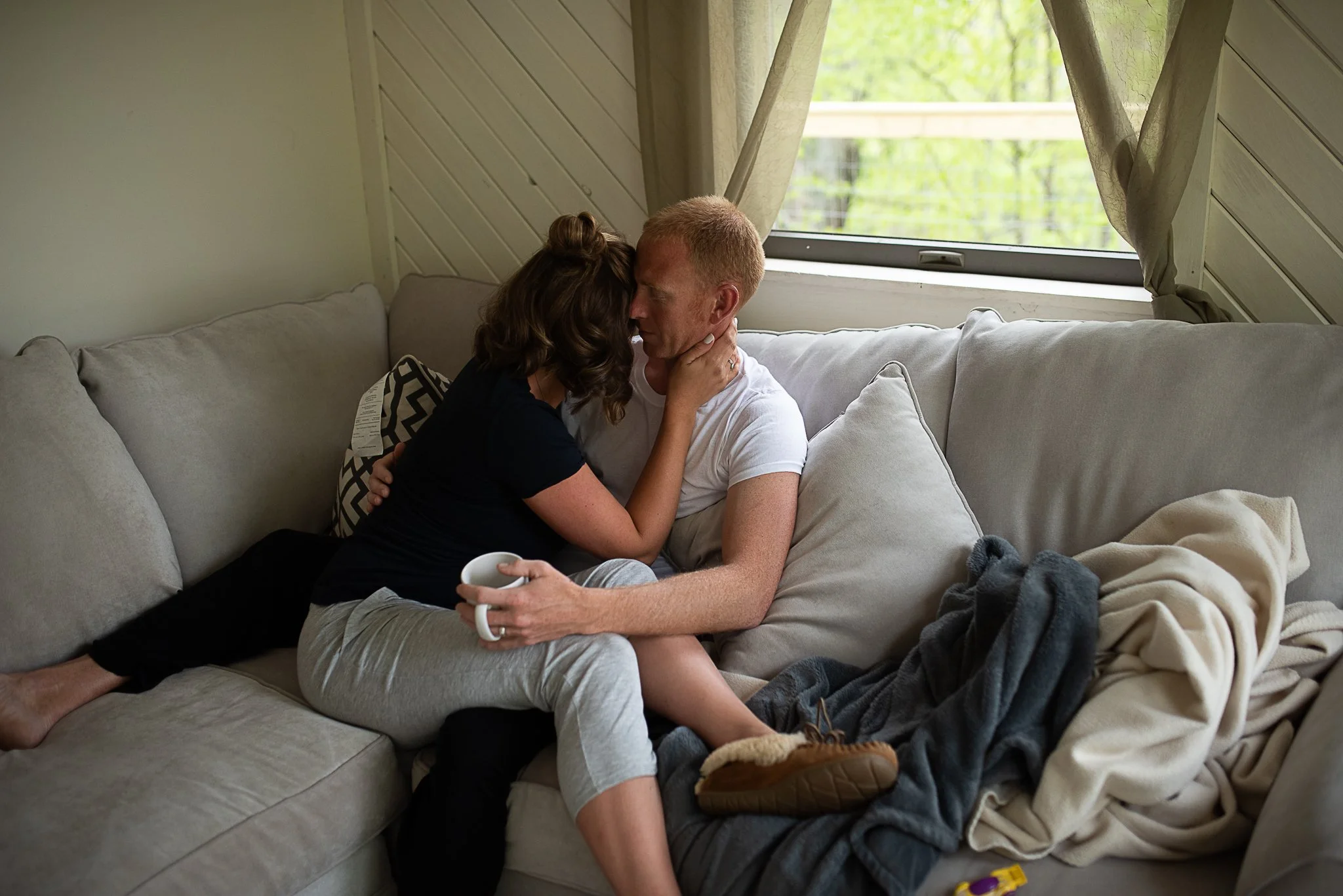 StephLeeecker-in-home-morning-lifestyle-family-comfortable-coffee-together-romantic-7089.jpg