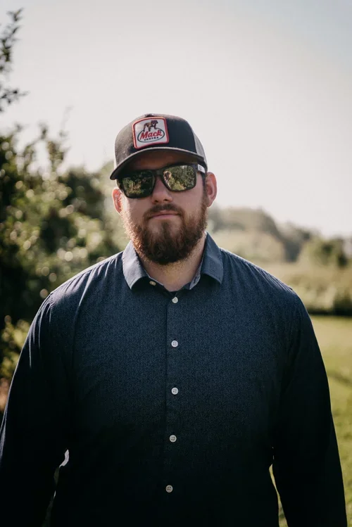 Acadia National Park elopement photographed by a Maine elopement photographer with expertise in coastal weddings, national park permits, and intimate ceremonies
Downeast Maine elopement photography capturing a couple getting married along the rocky c