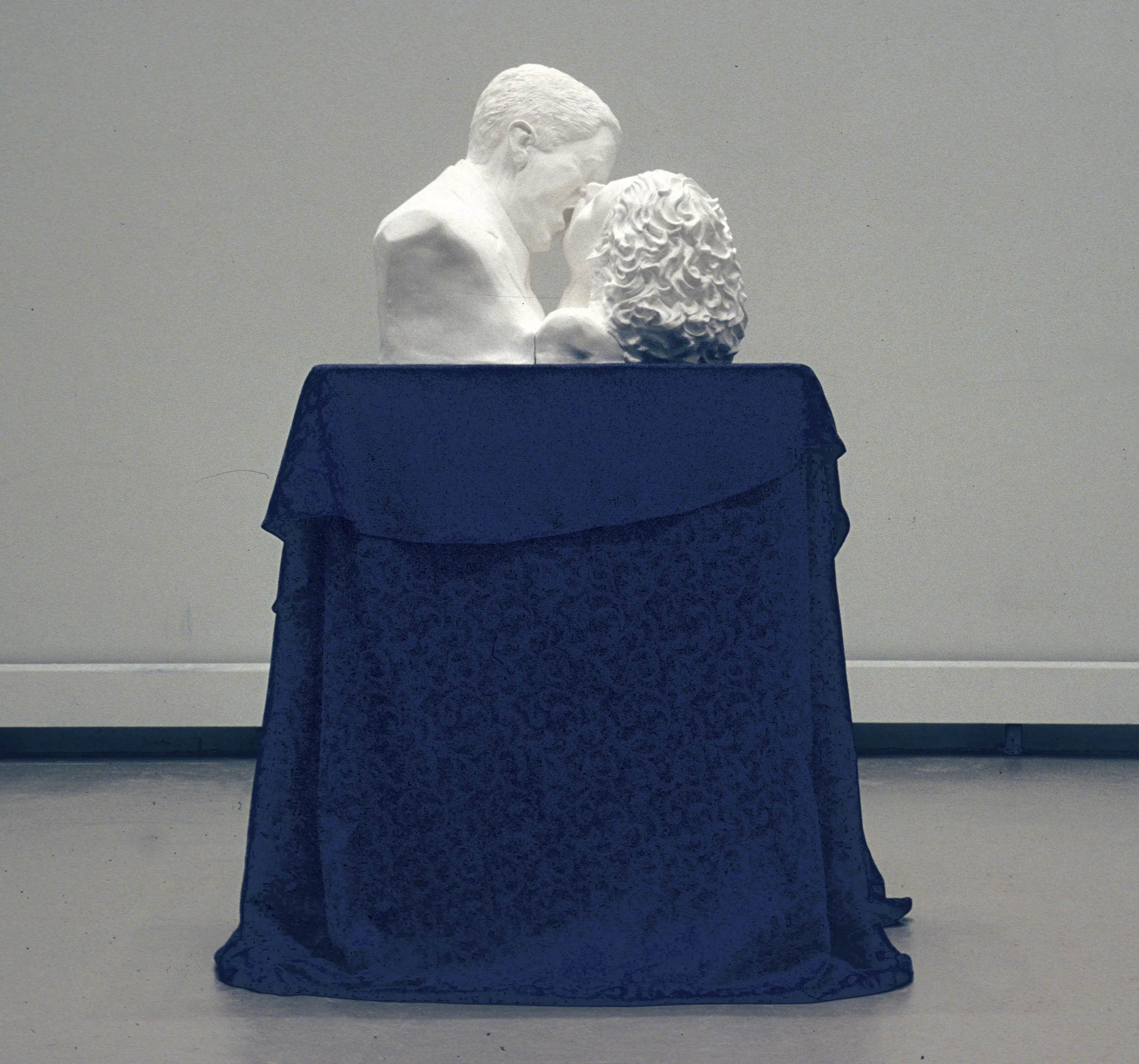kissing president bush2.jpg