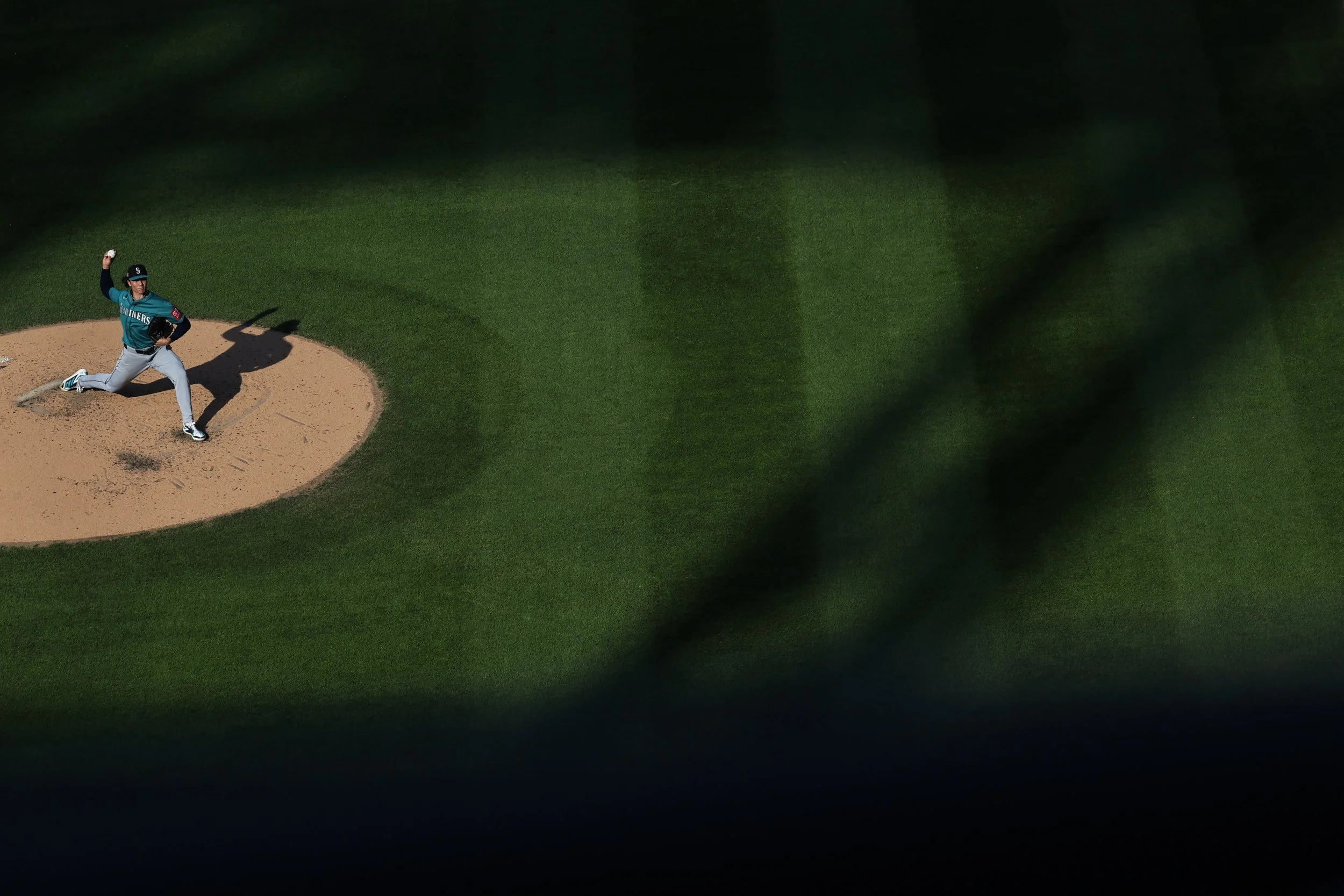 Seattle Mariners pitcher Bryan Woo throws during the third inning of a baseball game against the New York Mets, Saturday, Aug. 16, 2025, in New York. (AP Photo/Heather Khalifa) 