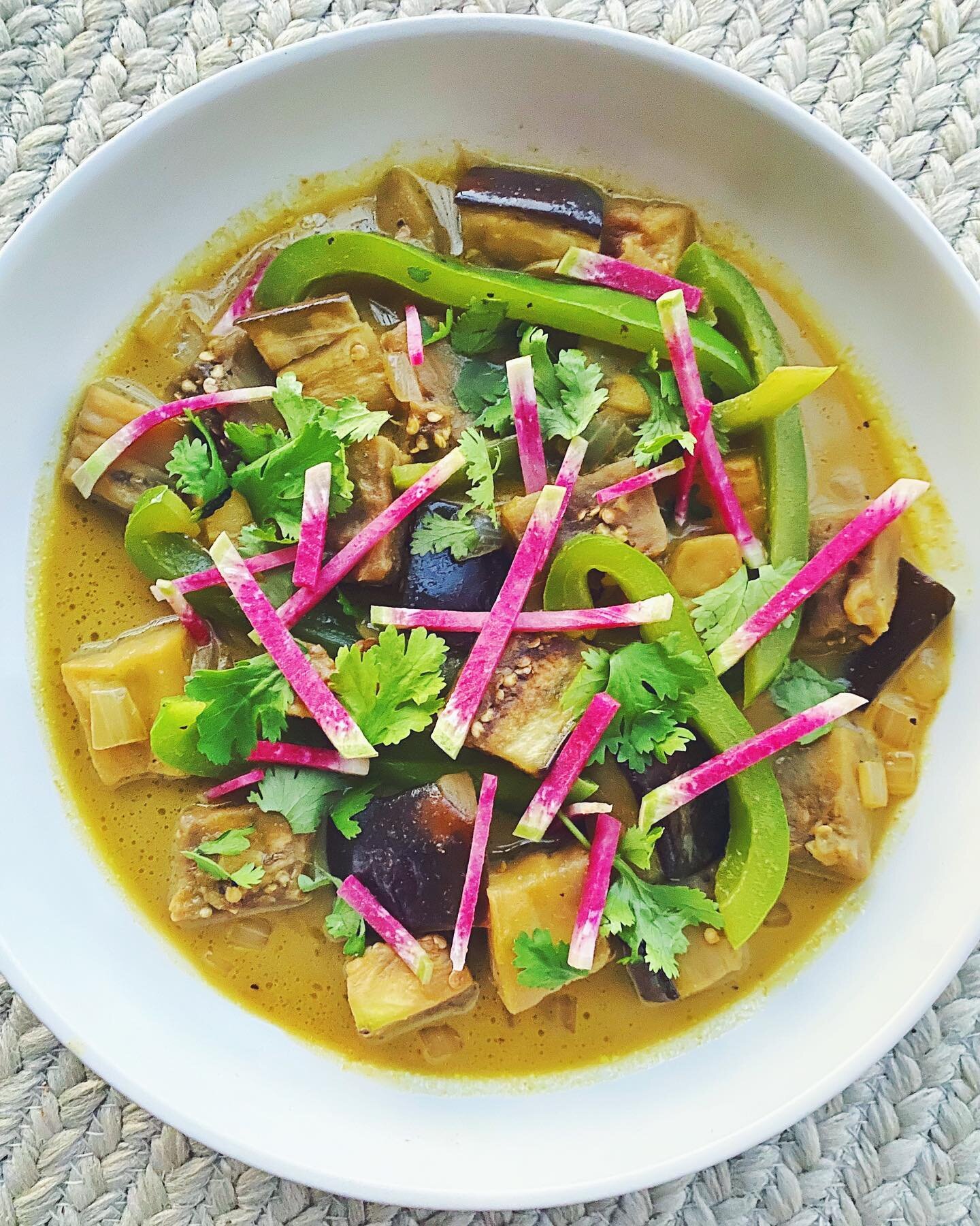 Eggplant green curry with coconut milk! ✨ I usually use curry powder and other spices for curries, but this time I used the @thaikitchen green curry paste. It was really easy and a nice change up from my usual method. Definitely getting in the fall m