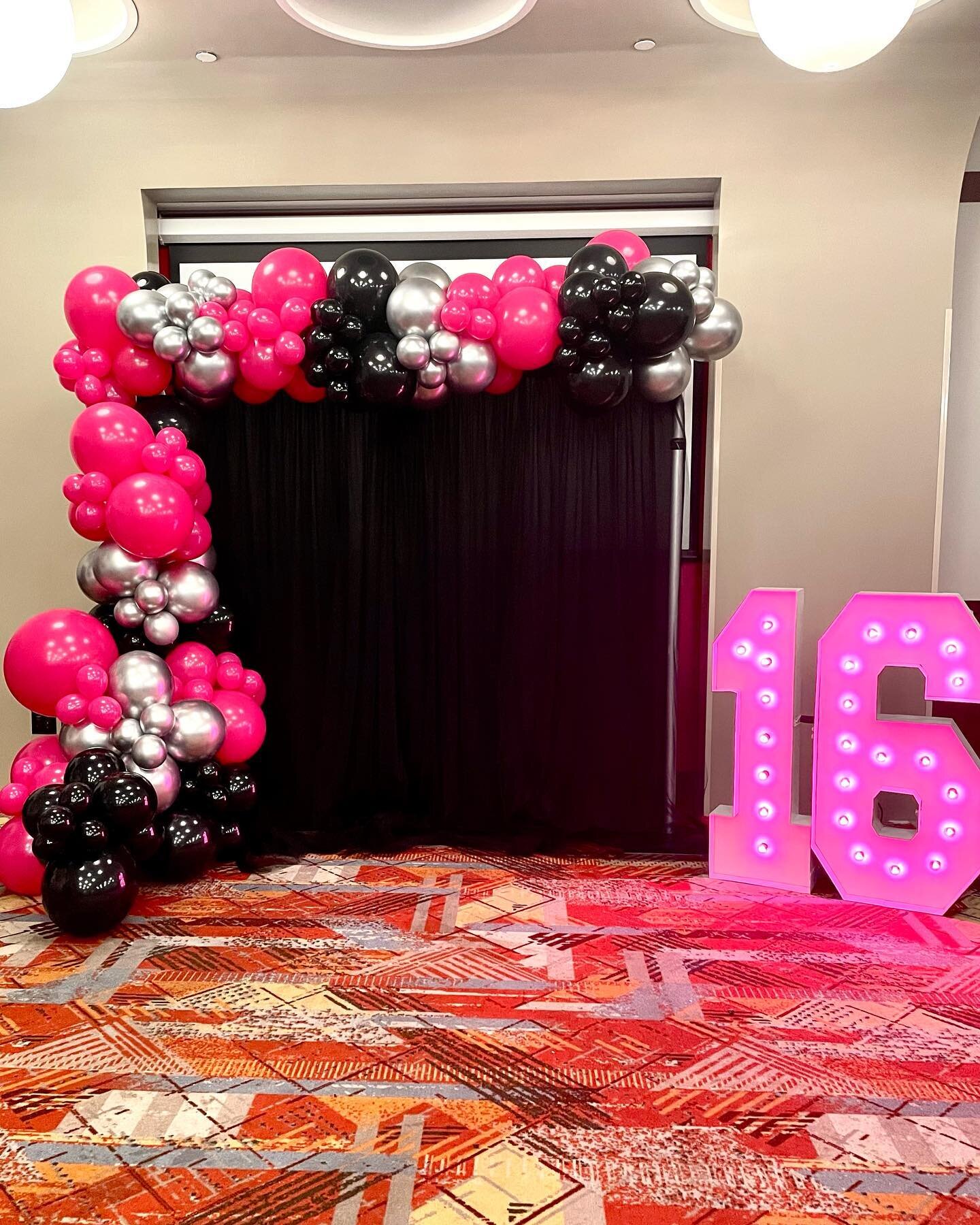 A Parisian Themed Sweet 16 at @daveandbusters Plymouth Meeting. 🩷🤍🖤

Mom and family went all out to make this extra special and everything came together beautifully. 

Balloons really transform a room and add that extra that says &ldquo;let&rsquo;