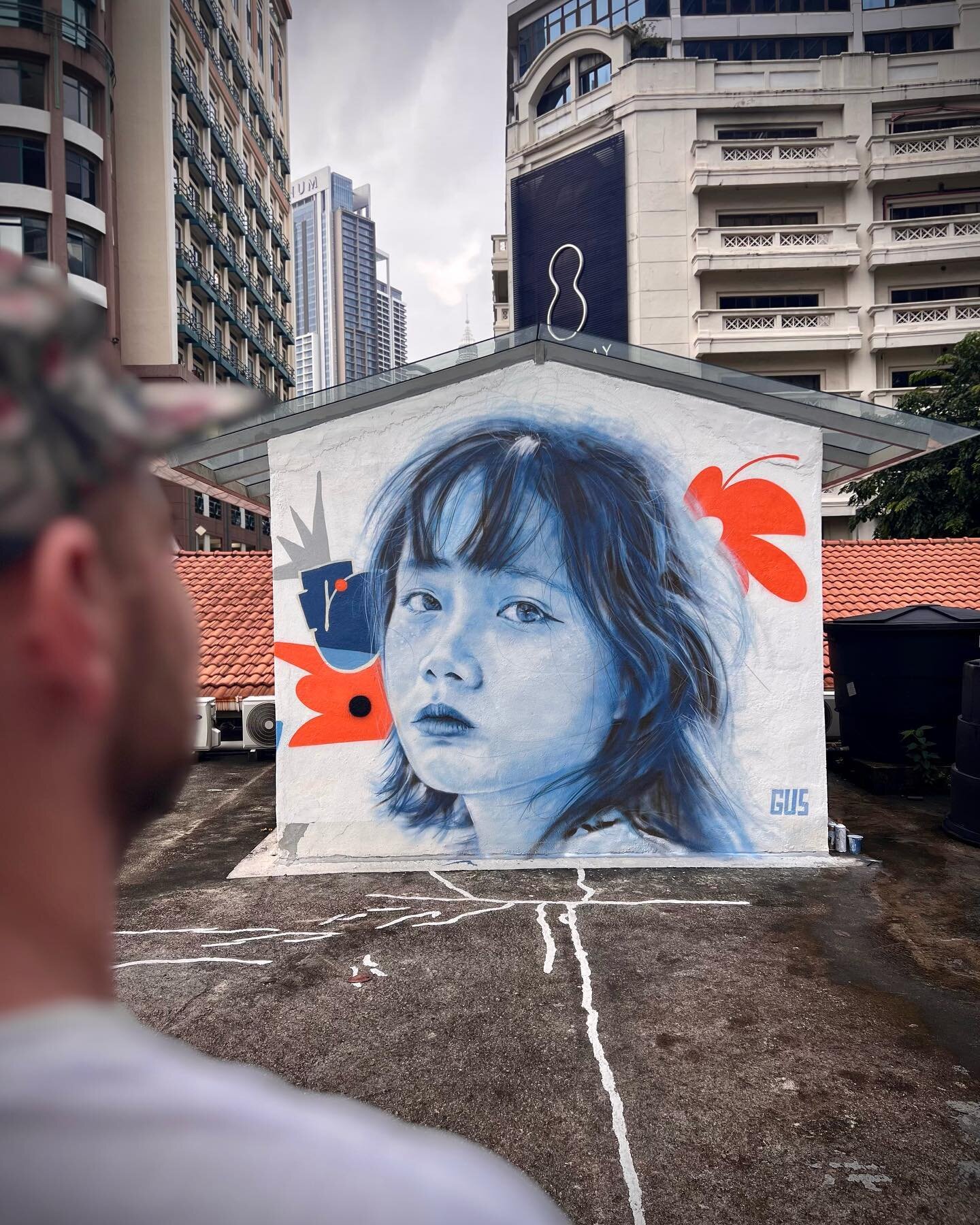 Roof top session in the heart of KL with @jefr.studio @mr_kenjichai @portzilla_ @dave_foto. It was so much fun!

#painting #art #streetart #graffiti #malaysiagraffiti #malaysia #portraiture