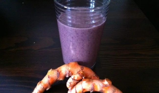 Smoothie aux bleuets et au curcuma frais