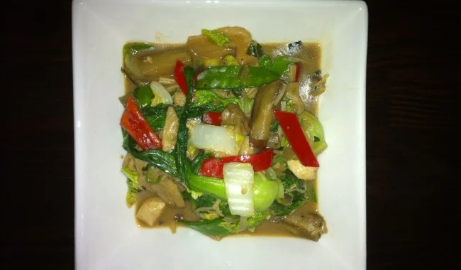 Sauté asiatique au basilic thaï et aux arachides