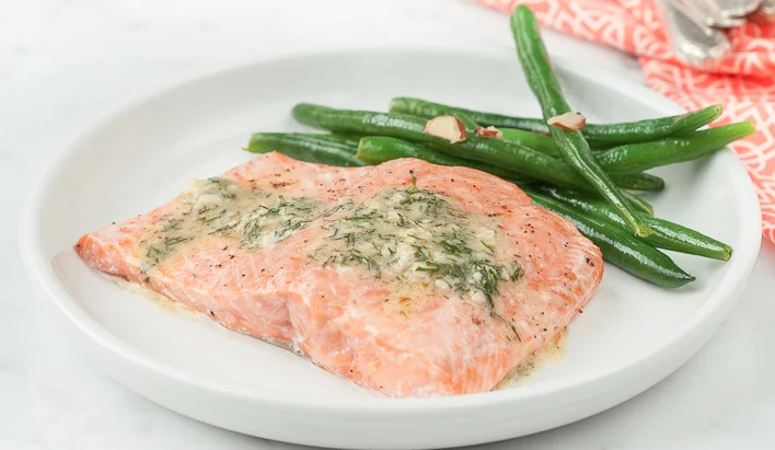 Saumon avec sauce crémeuse à l’aneth