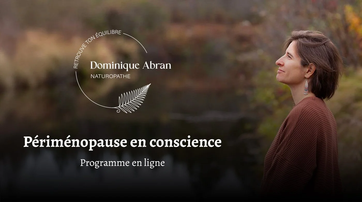 Une femme souriante regarde vers la droite dans un environnement naturel avec des arbres en arrière-plan. Sur l'image, il y a du texte indiquant "Dominique Abran, naturopathe, Retrouvez ton équilibre" et "Périménopause en conscience, Programme en ligne".