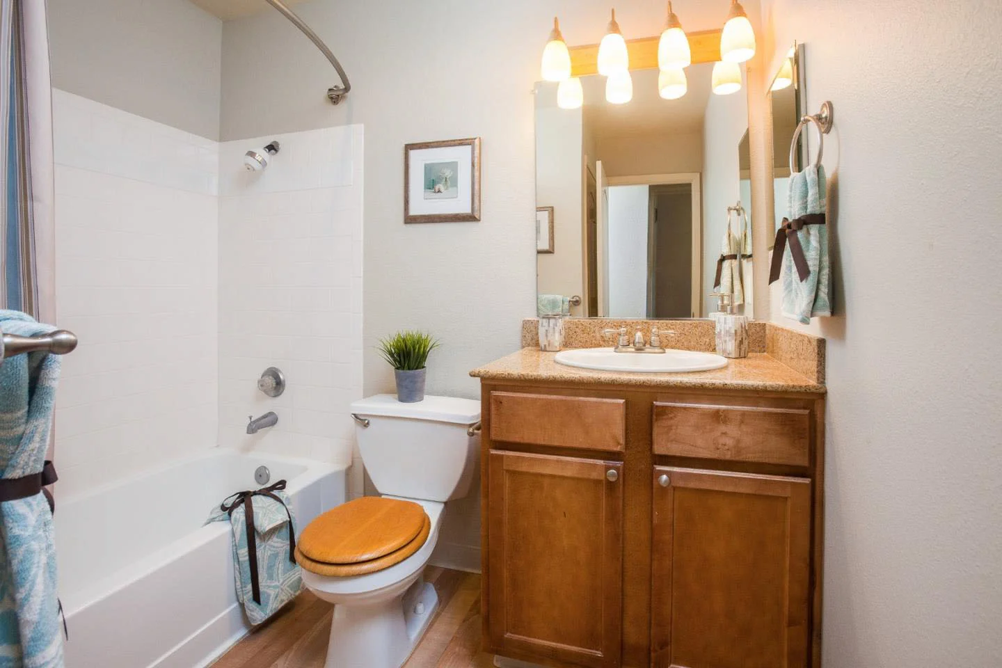 2 Bedroom Shared Garage & Balcony Home In Westside