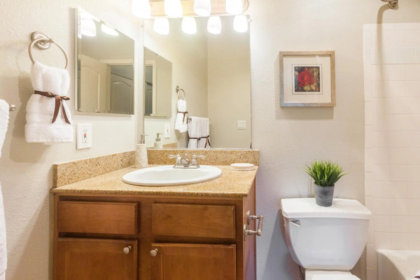 Condo 2 Bedrooms In Westside Shared Garage & Laundry Room