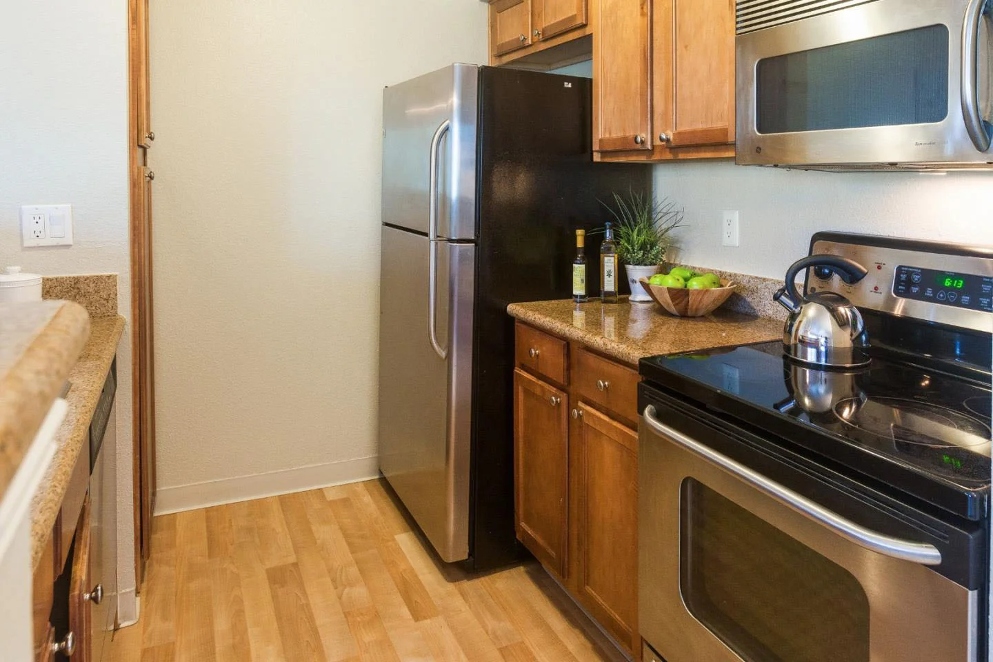 Home Shared Garage & Equipped Kitchen In Westside
