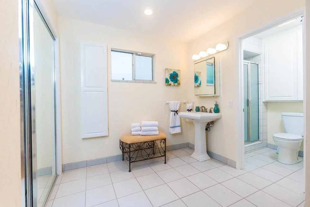 Freshly Painted Open Living Space Home In Upper Westside