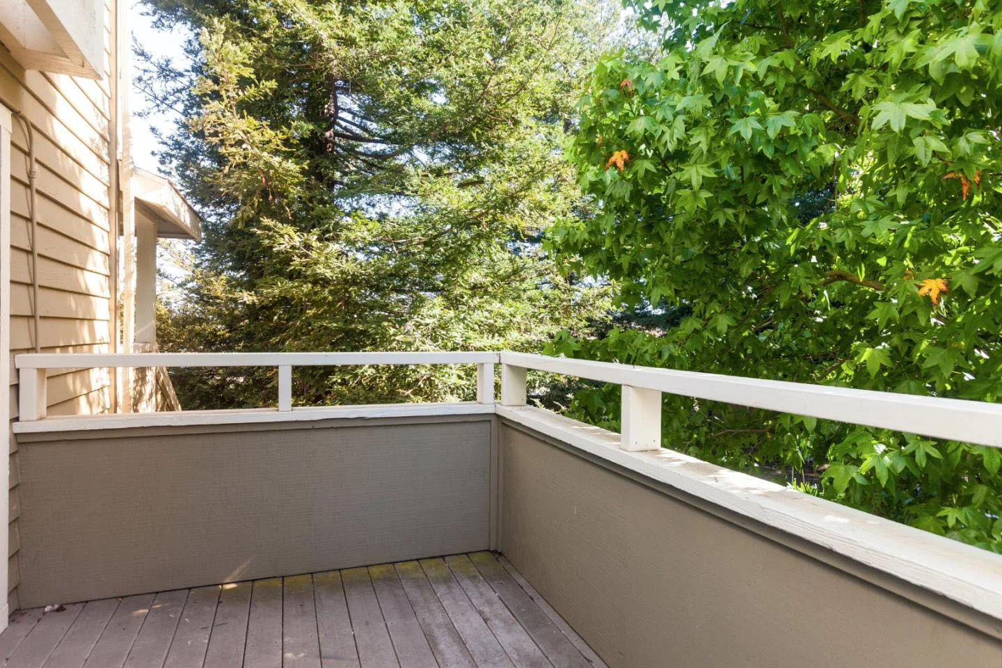 Fully Equipped 2 Bedroom Condo 2-Car Garage & FP