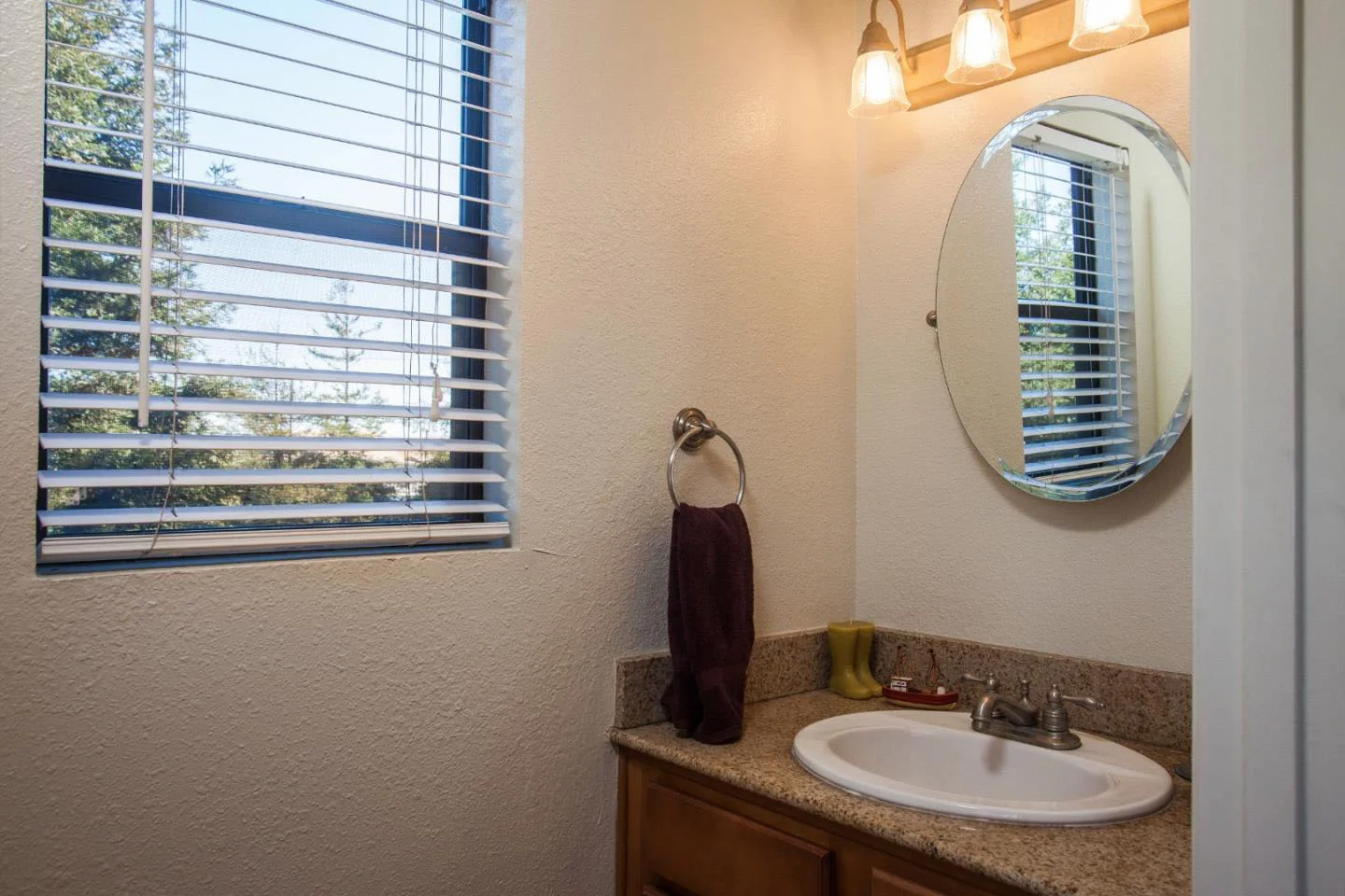 Fully Equipped Home 2-Car Garage + Laundry Room In Westside