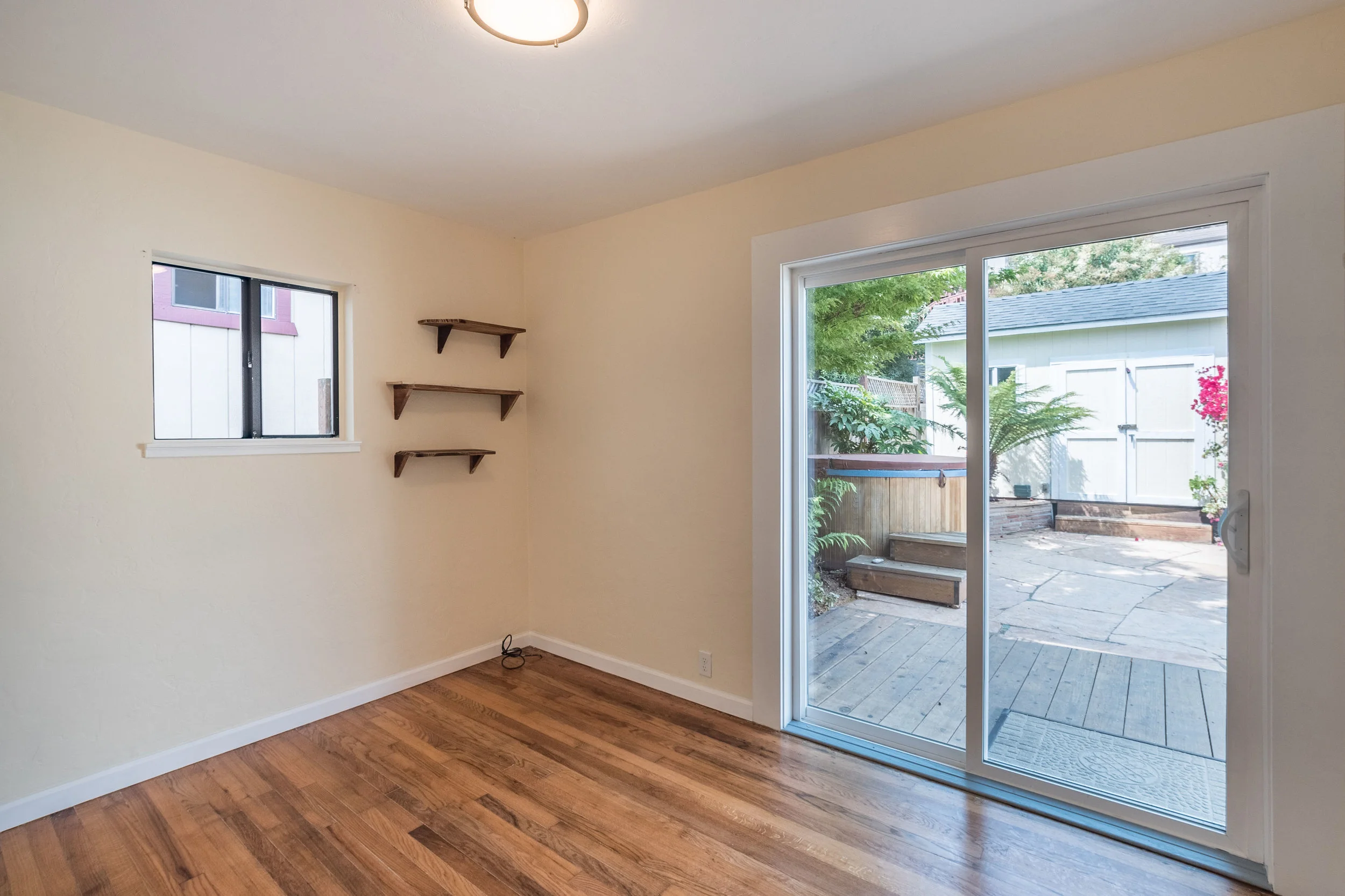 Cottage In Excellent Location Updated Kitchen & Bath