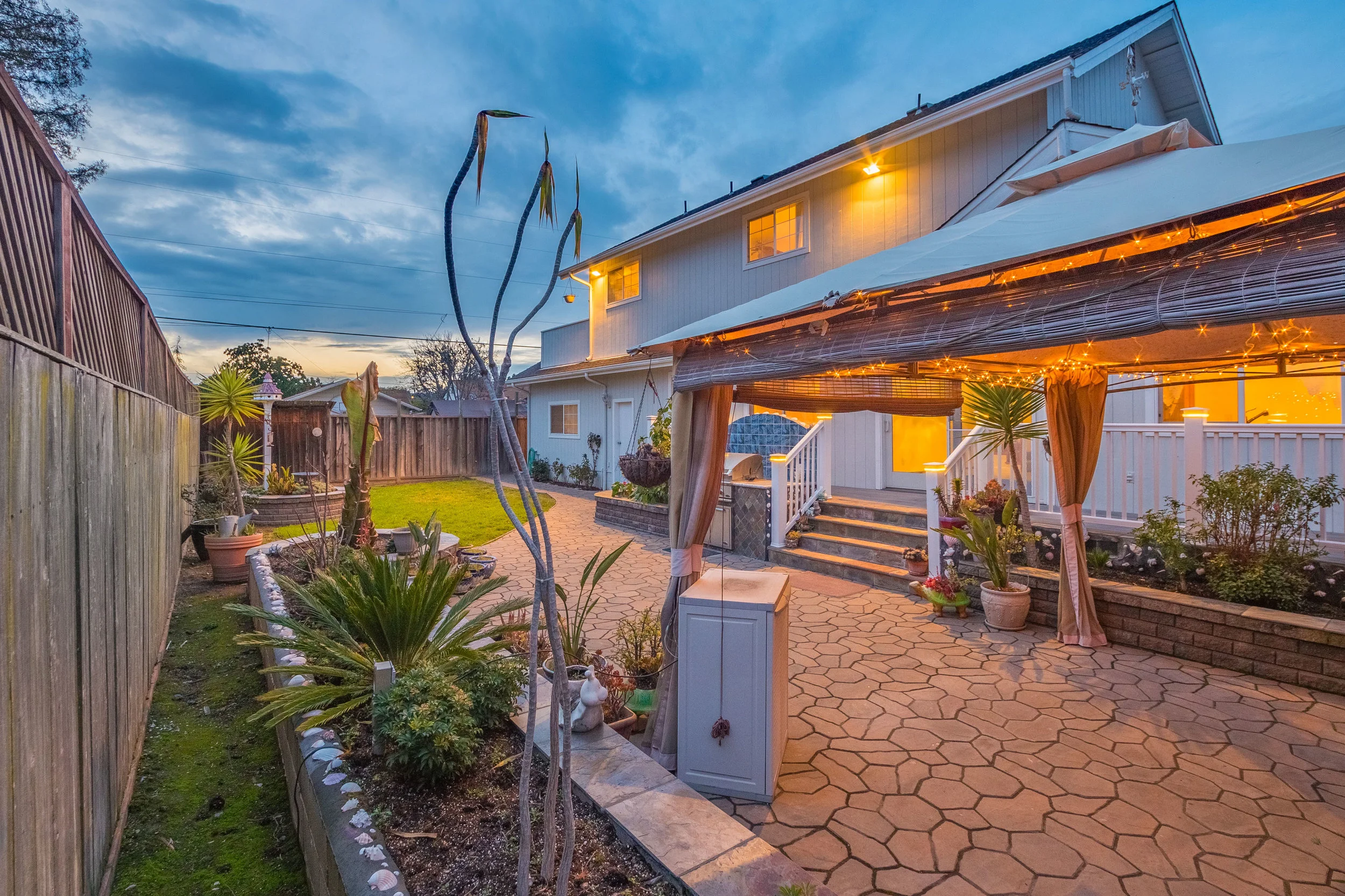 4 bedroom 3 bathroom house Private Front and Backyard. Santa Cr