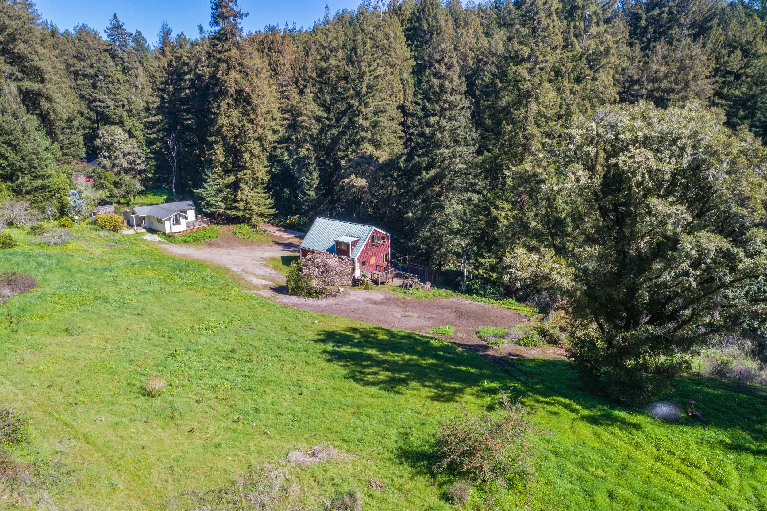 Beautiful 1 Bedroom & 1 Bathroom Cottage with Barn Near Aptos Ex