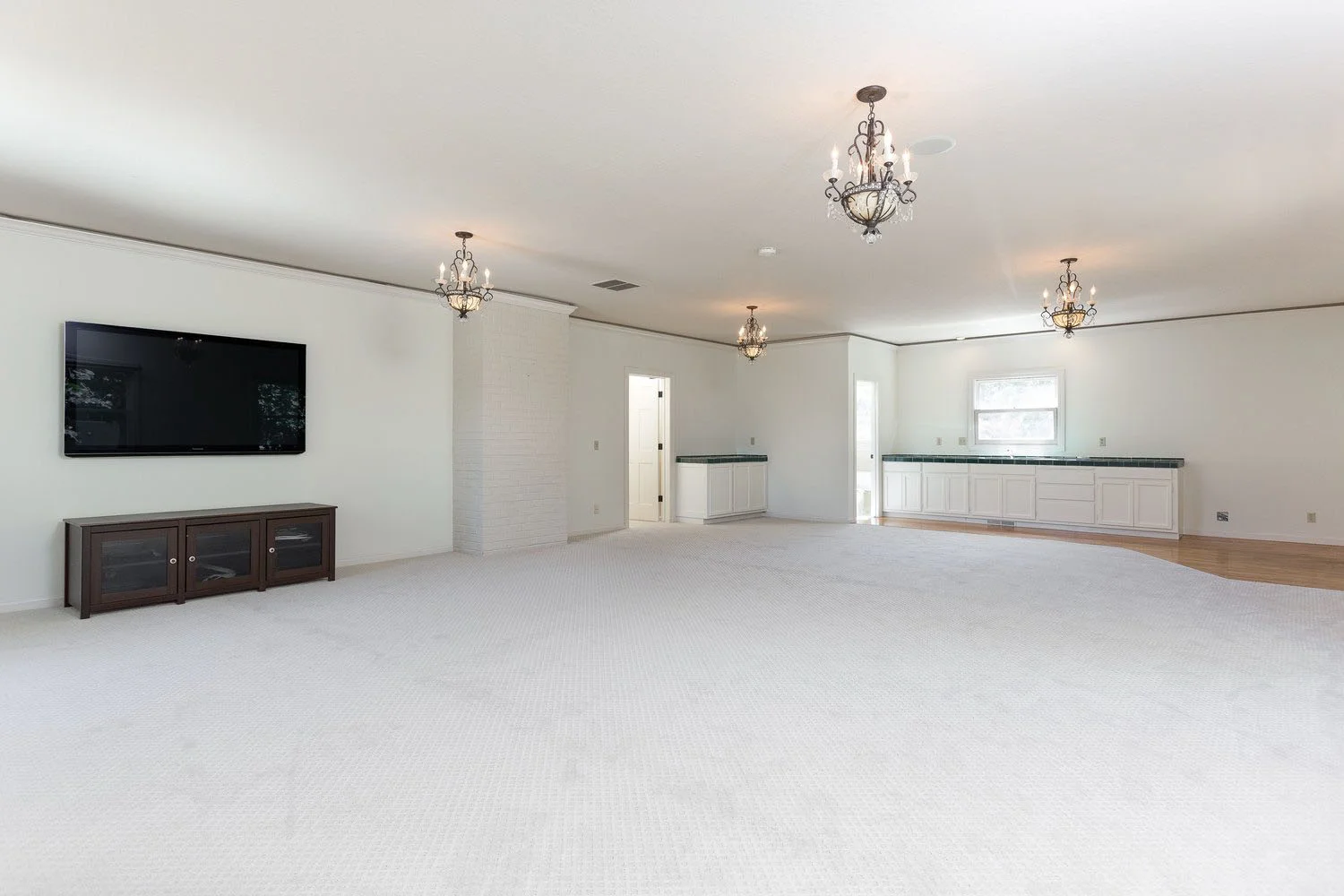 Beautiful 3-Story Home FP Attic Swimming Pool & Built-in BBQ