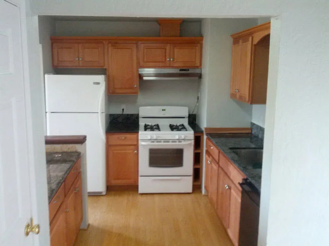 Home In Lower Westside Large Bedrooms & Backyard