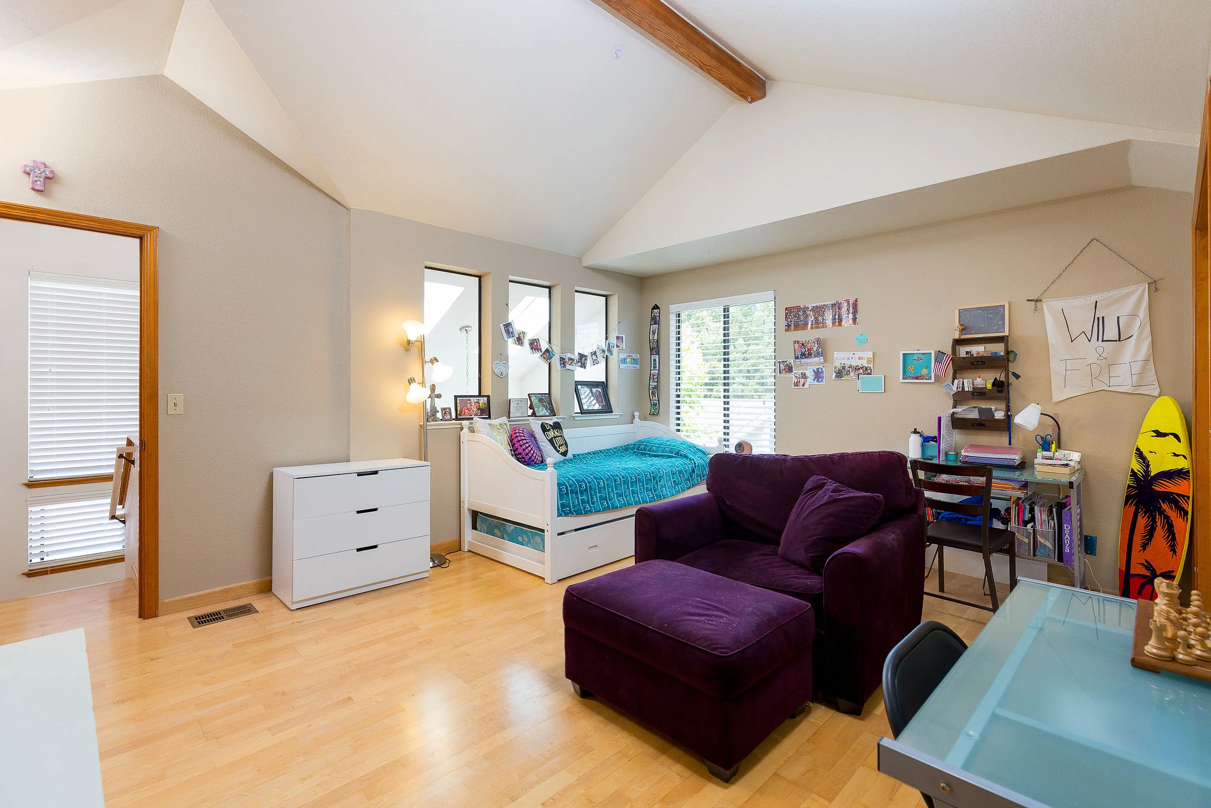 Vaulted Ceilings, Natural Light and Hardwood Floors in Updated S