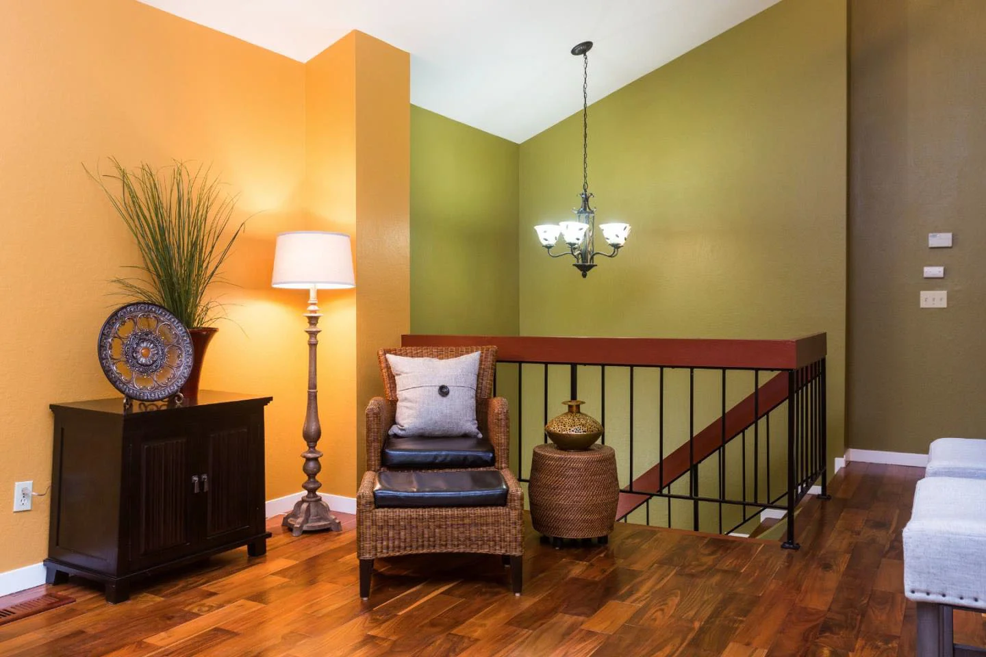Reverse Floor-Plan House 3 Bedrooms Private Backyard