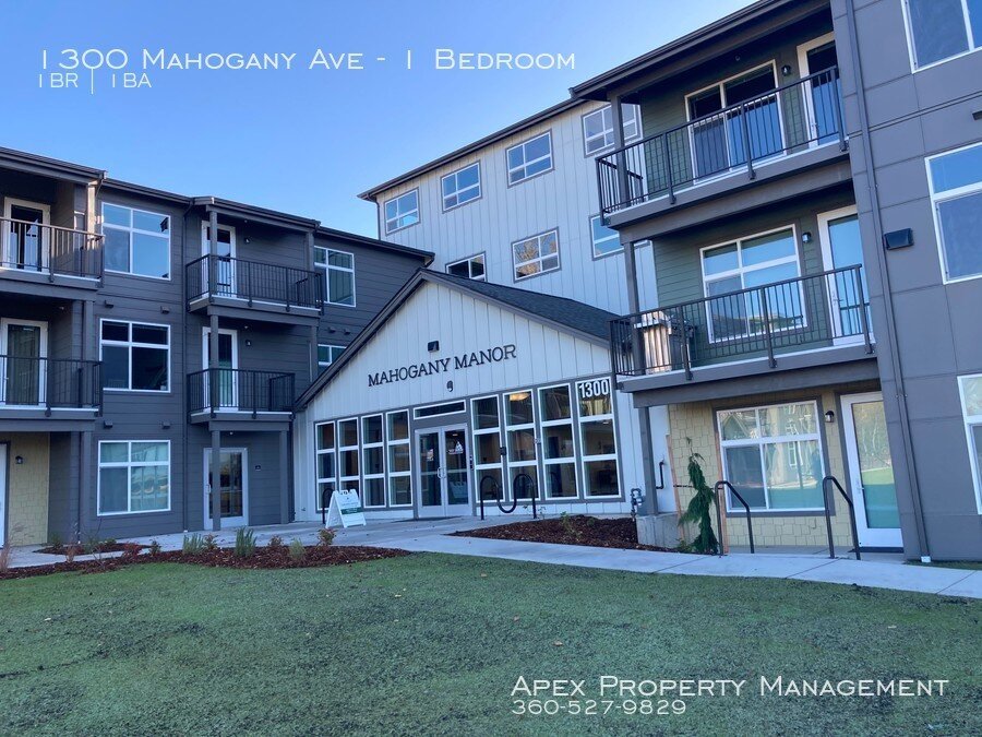 Mahogany Manor | Street Entrance