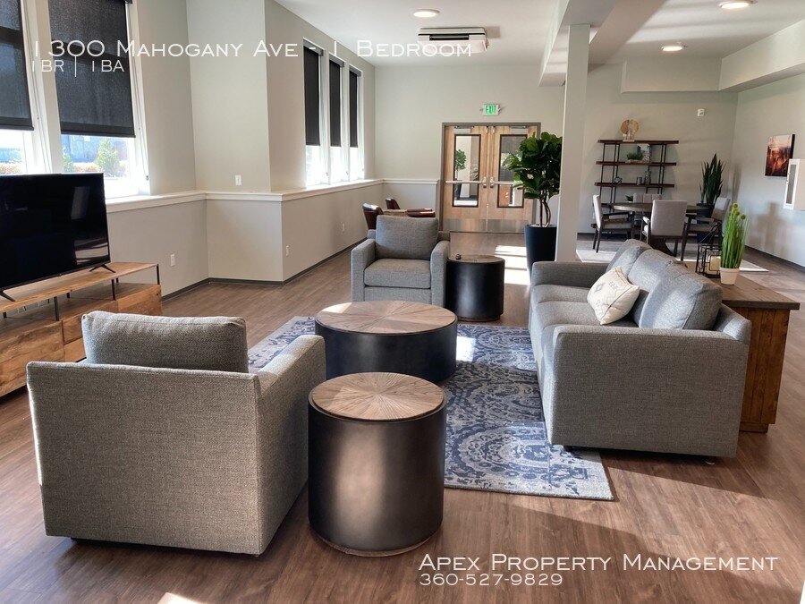 Mahogany Manor | Lobby