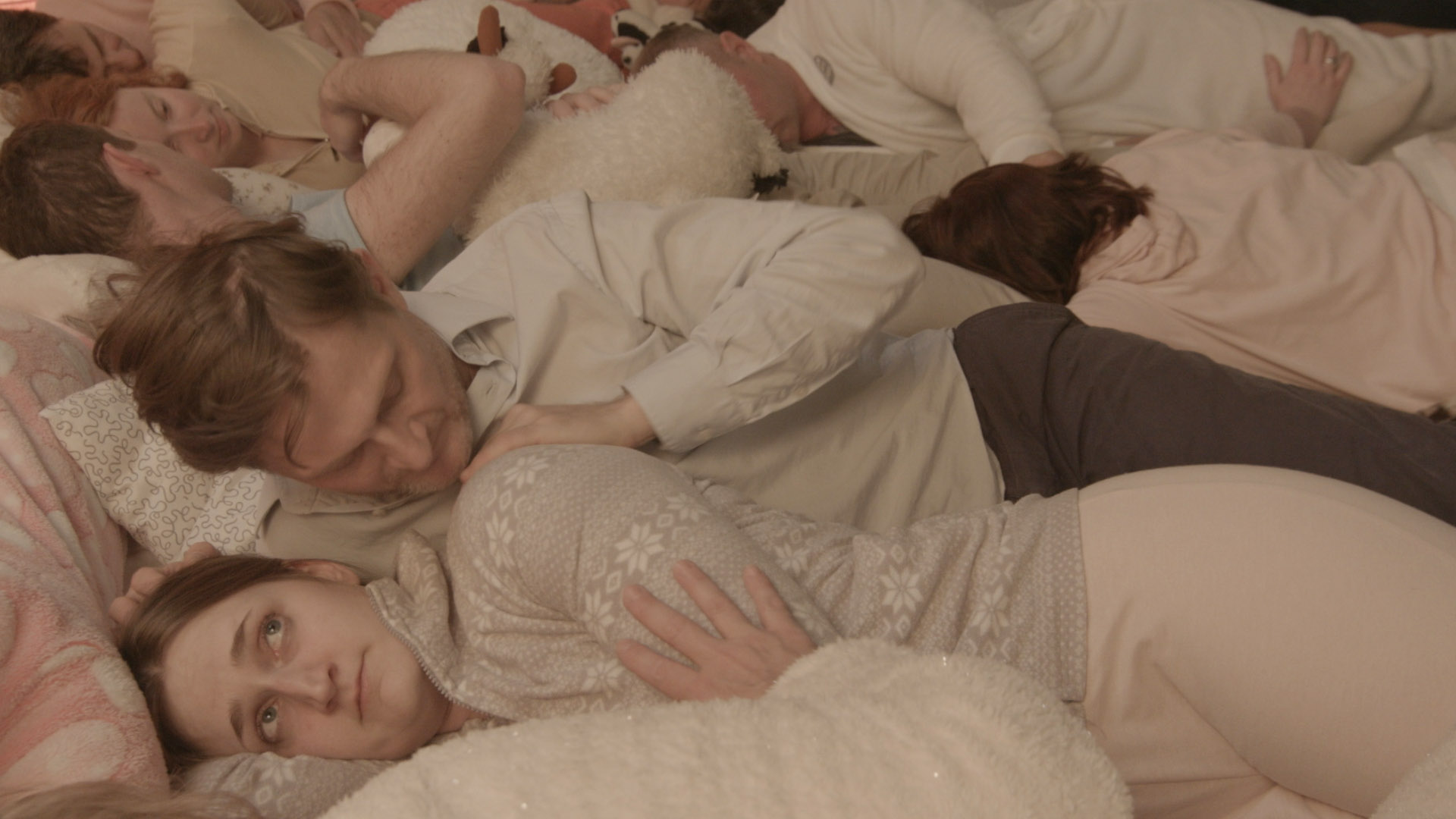 Gentle Moments Director/Writer: Sabrina Mertens // Producer: Joachim Weiler, Inka Federevoa (Filmakademie Baden-Württemberg) // Germany A bitter-fluffy one-take shot on loneliness and escapism; no matter what the cost. 