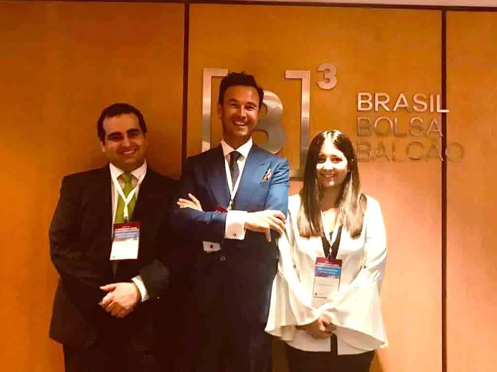 El presidente de FIFED, Vicente J. García Gil, en el centro, junto a los consejeros Aurelio Gurrea Martínez, director académico de la Conferencia Anual, y Nydia Remolina.