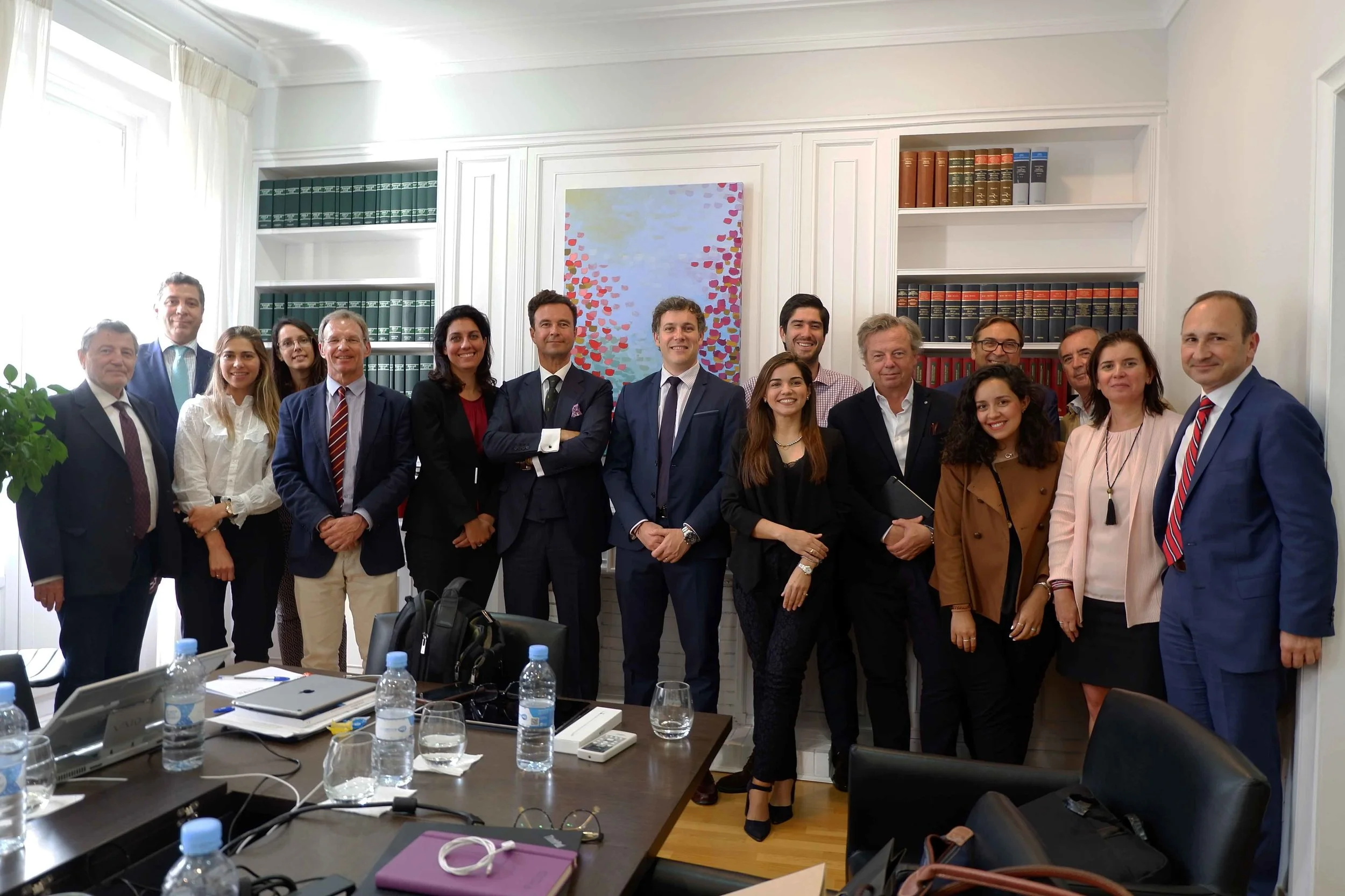 El presidente de FIFED, Vicente J. García Gil, en el centro, junto a los invitados, Luis Pastor y Carol Lago, y algunos de los asistentes a la charla.