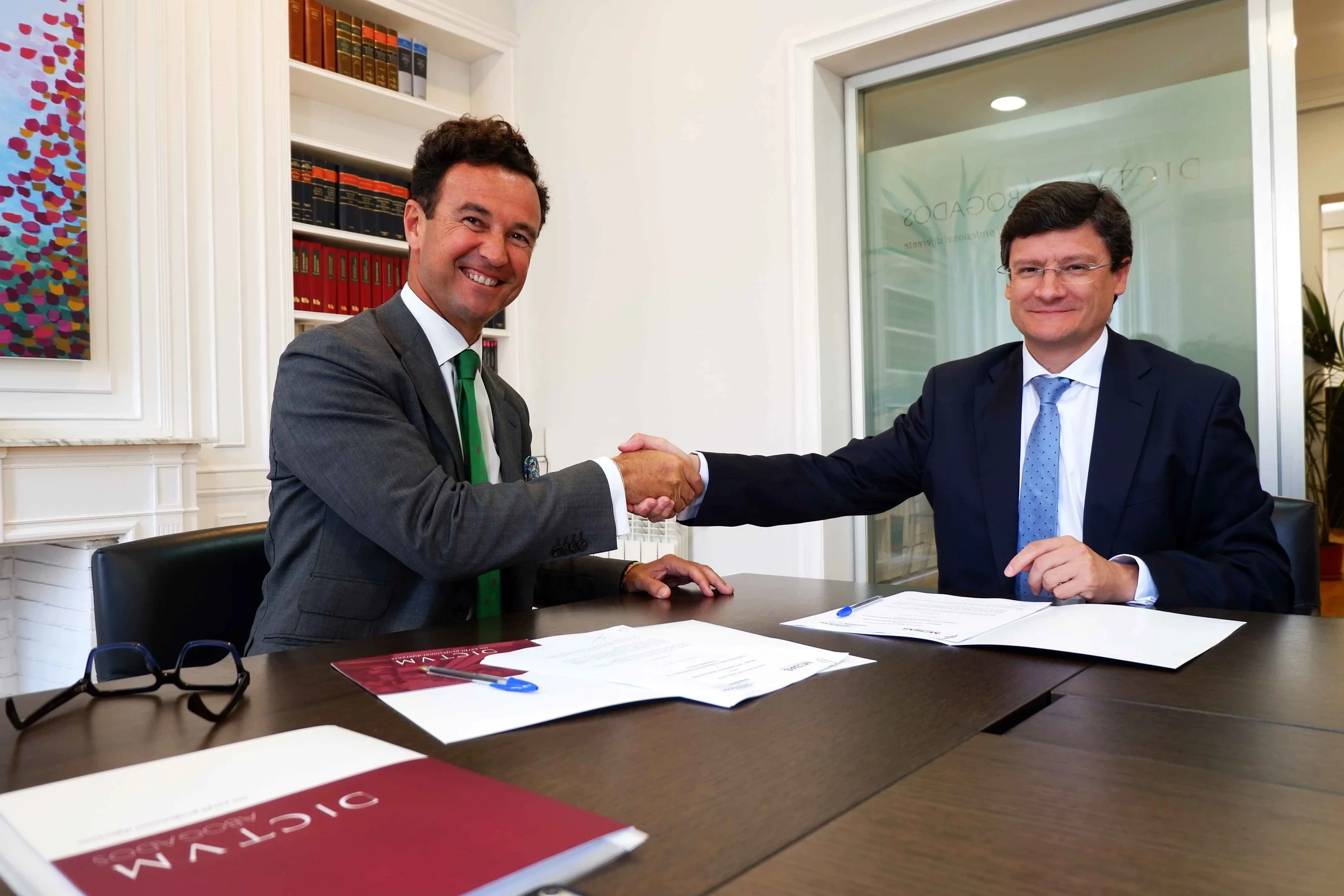 El presidente de FIFED, Vicente J. García Gil, con el director general de MESÍAS-Inteligencia de Marca España, José María Cubillo, tras la firma del convenio de colaboración.