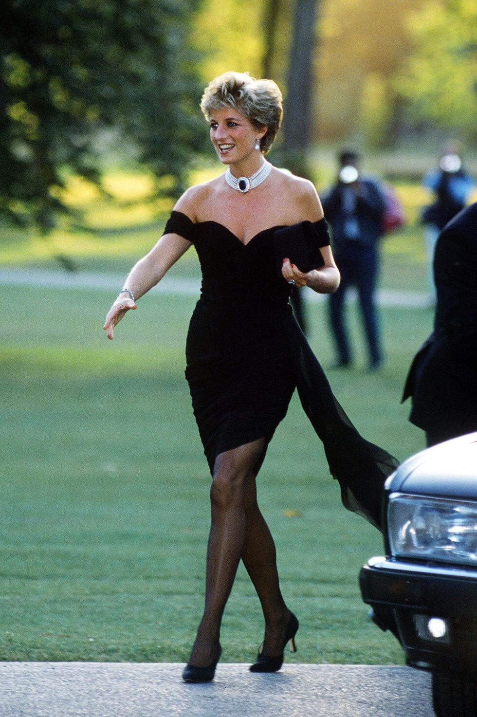 princess-diana-arriving-at-the-serpentine-gallery-london-in-news-photo-73399197-1554318302.jpg
